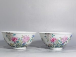 Qing Dynasty Qianlong pair of pastel-colored chrysanthemum butterfly bowls
