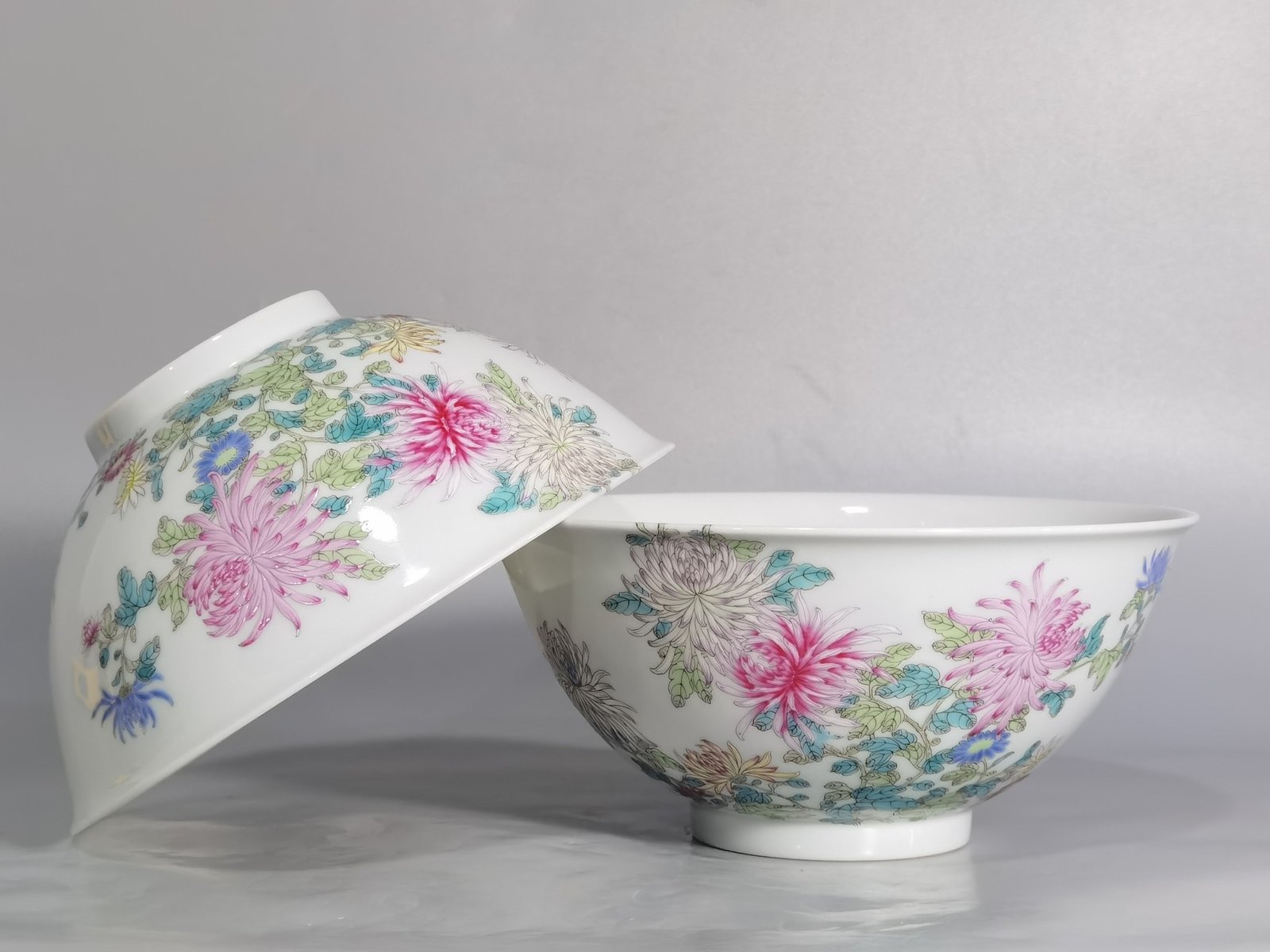 Qing Dynasty Qianlong pair of pastel-colored chrysanthemum butterfly bowls