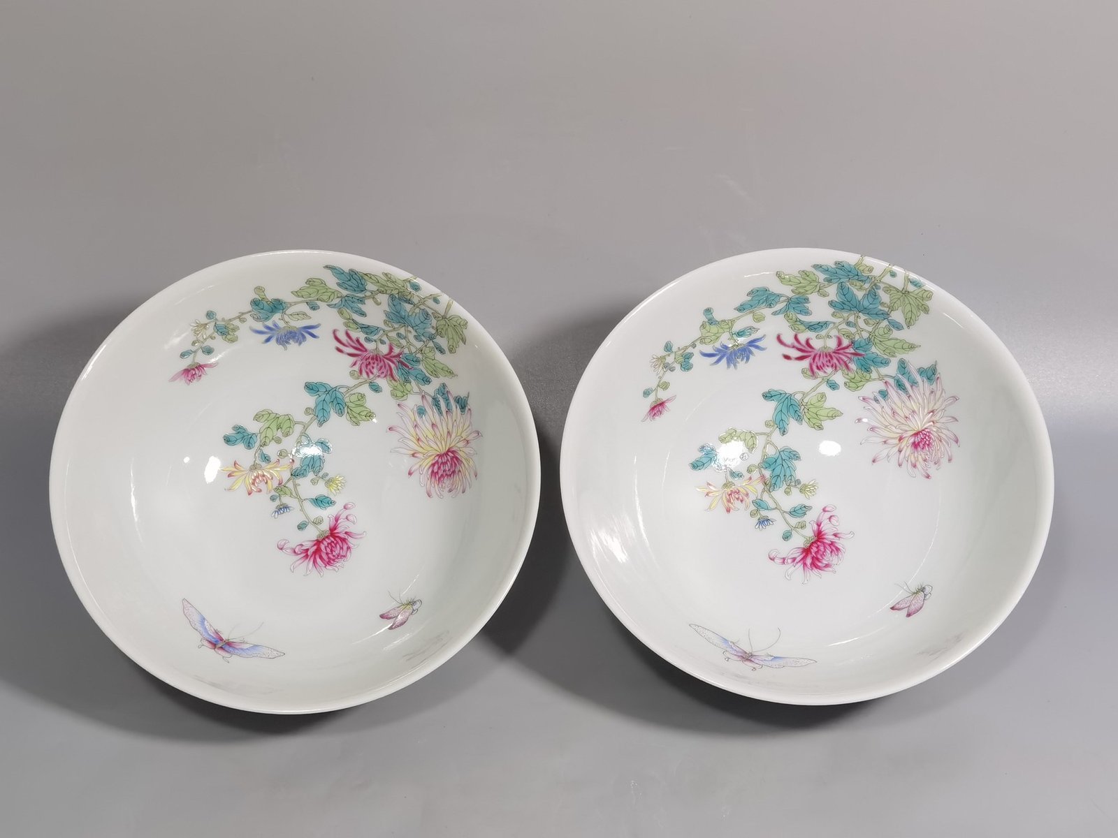 Qing Dynasty Qianlong pair of pastel-colored chrysanthemum butterfly bowls