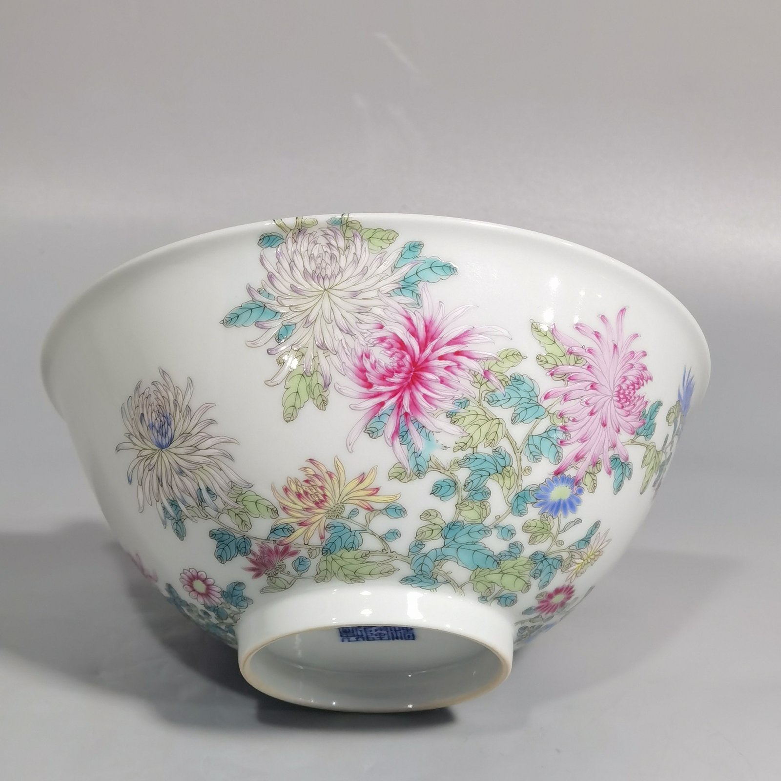 Qing Dynasty Qianlong pair of pastel-colored chrysanthemum butterfly bowls