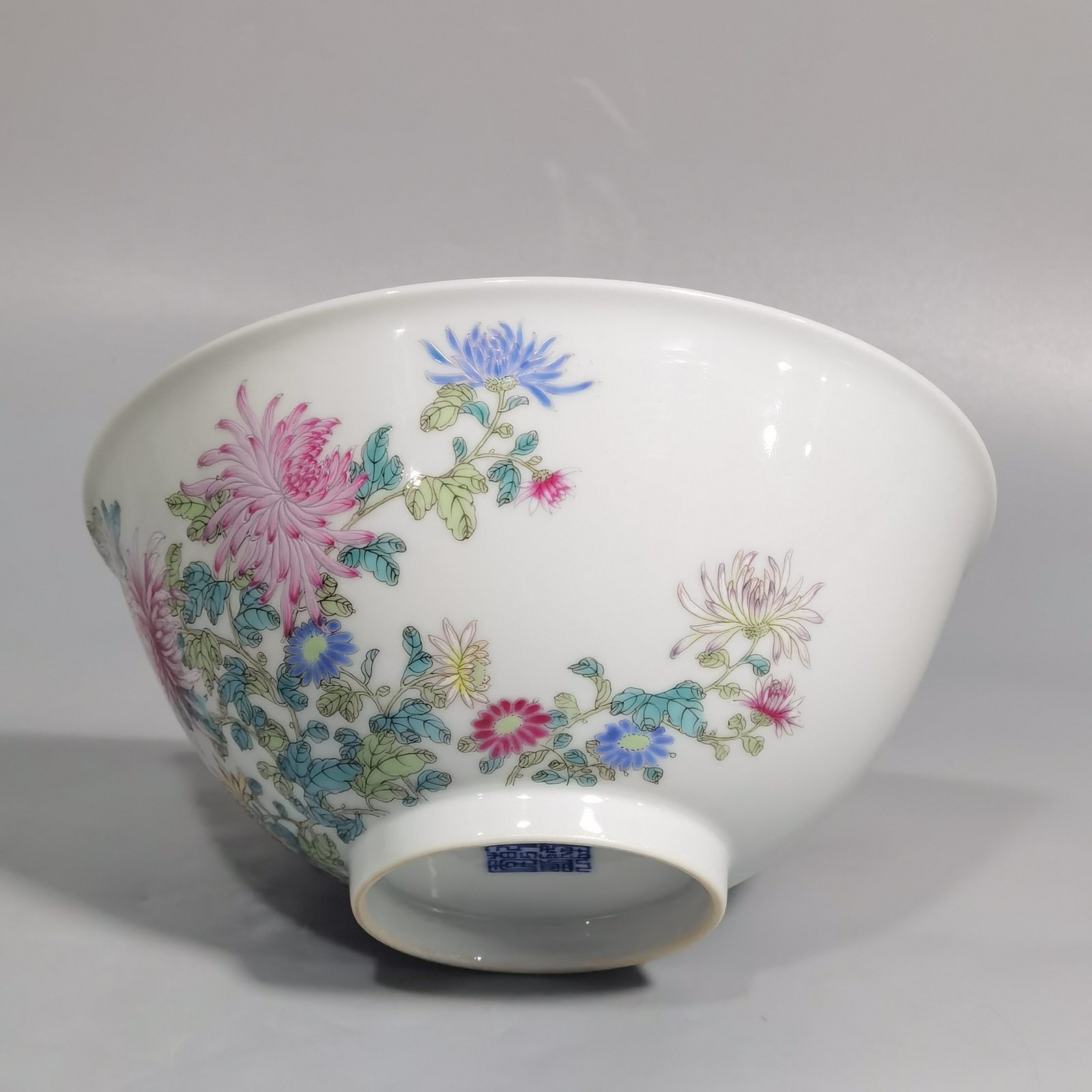 Qing Dynasty Qianlong pair of pastel-colored chrysanthemum butterfly bowls