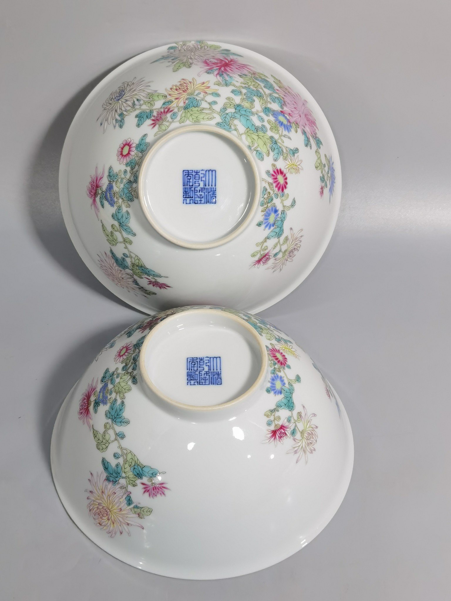 Qing Dynasty Qianlong pair of pastel-colored chrysanthemum butterfly bowls