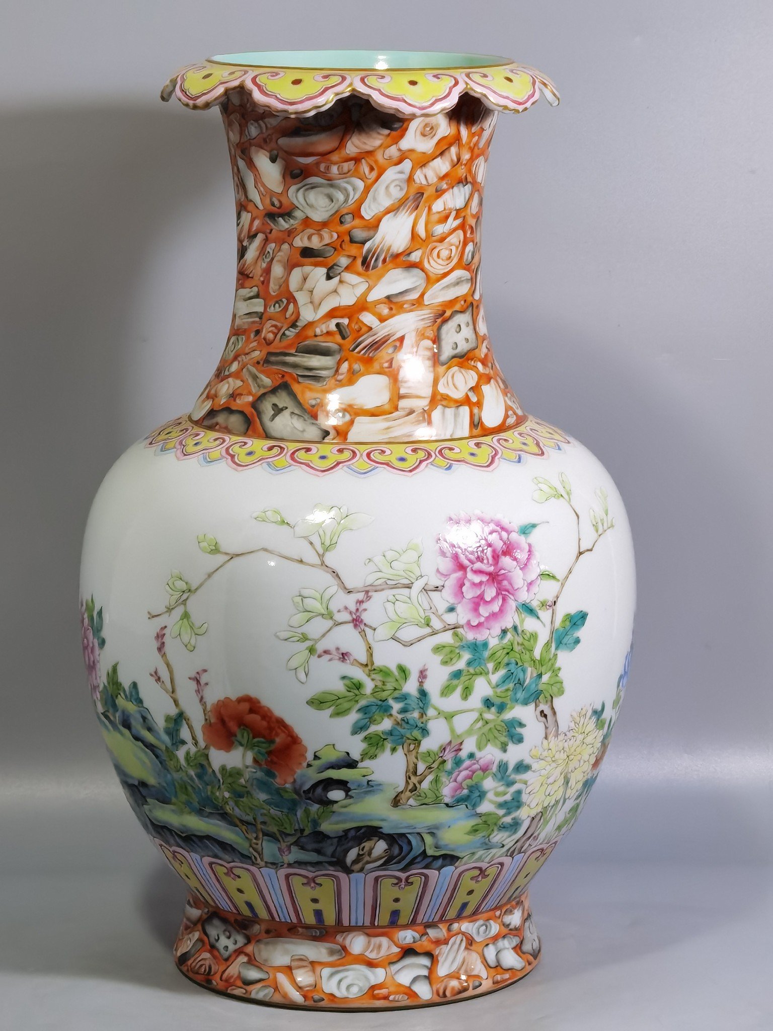 Qing Dynasty Qianlong upper and lower stone pattern glaze pastel peony flower sunflower mouth vase