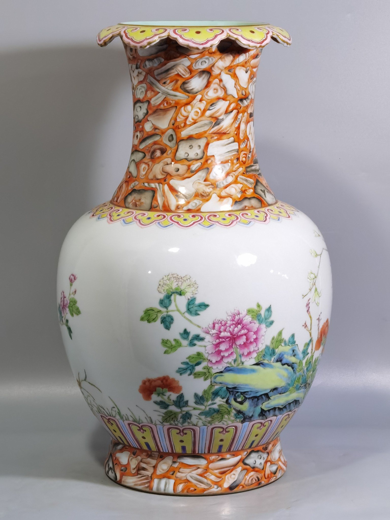 Qing Dynasty Qianlong upper and lower stone pattern glaze pastel peony flower sunflower mouth vase
