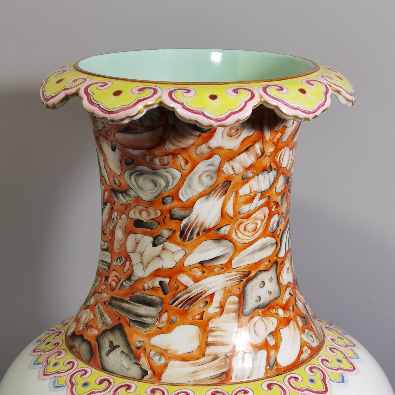 Qing Dynasty Qianlong upper and lower stone pattern glaze pastel peony flower sunflower mouth vase