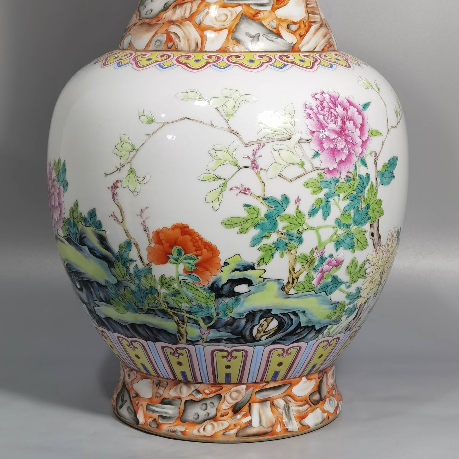 Qing Dynasty Qianlong upper and lower stone pattern glaze pastel peony flower sunflower mouth vase