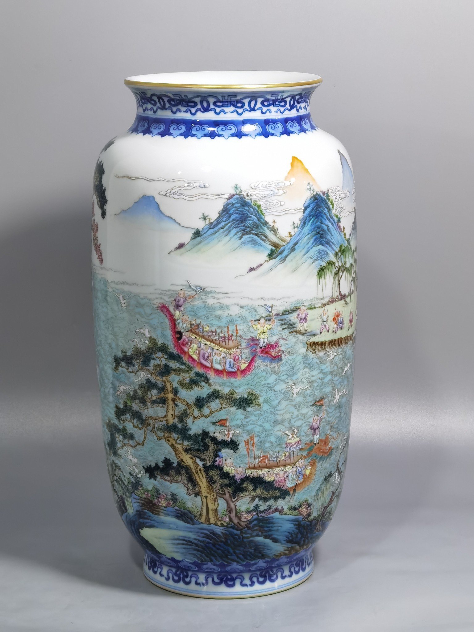 Qing Dynasty Qianlong upper and lower blue lace pastel dragon boat racing lantern bottle