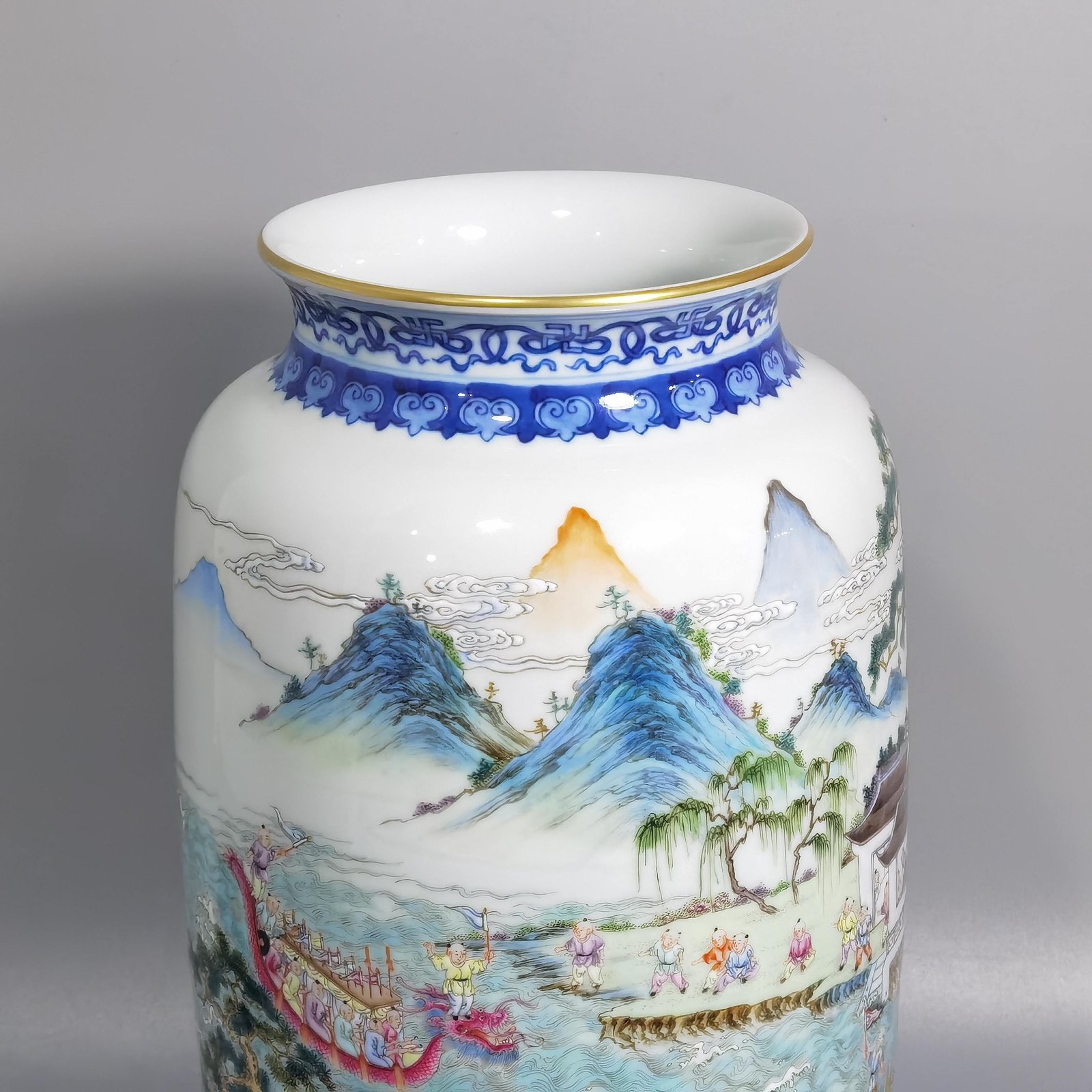 Qing Dynasty Qianlong upper and lower blue lace pastel dragon boat racing lantern bottle