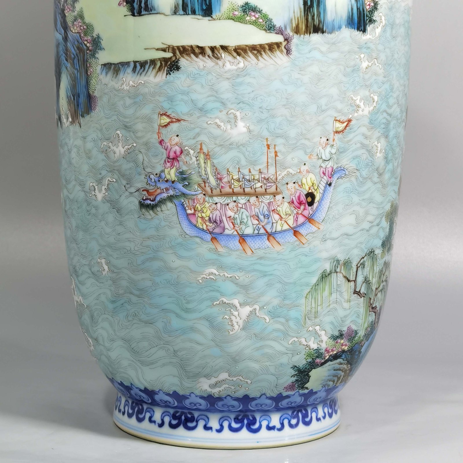 Qing Dynasty Qianlong upper and lower blue lace pastel dragon boat racing lantern bottle