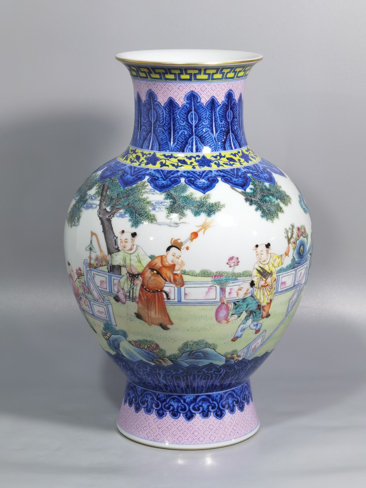 Qing Dynasty Qianlong blue lace upper and lower sides pastel colored bottle
