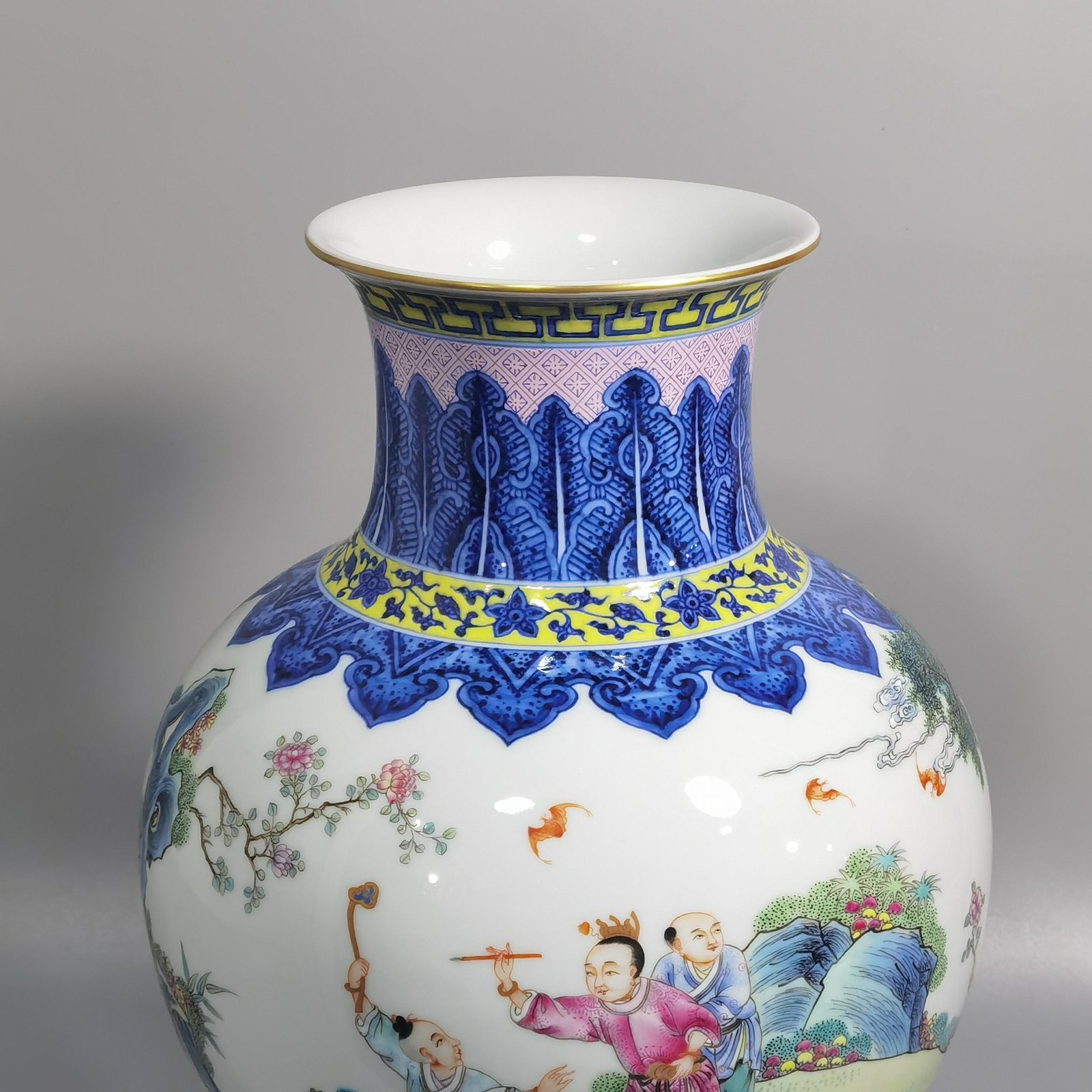 Qing Dynasty Qianlong blue lace upper and lower sides pastel colored bottle