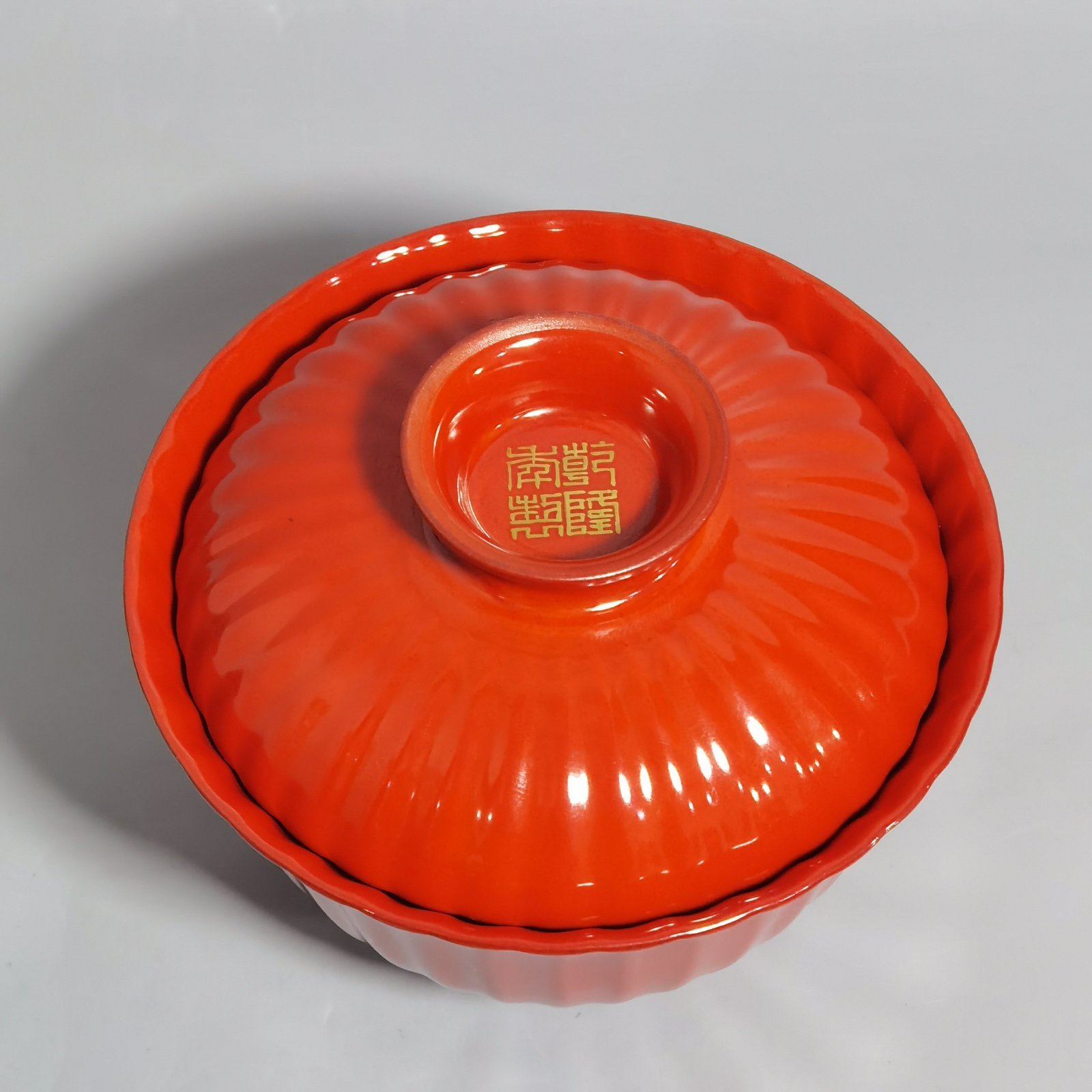 Qing Dynasty Qianlong imitation lacquer-glazed chrysanthemum-shaped lidded bowl