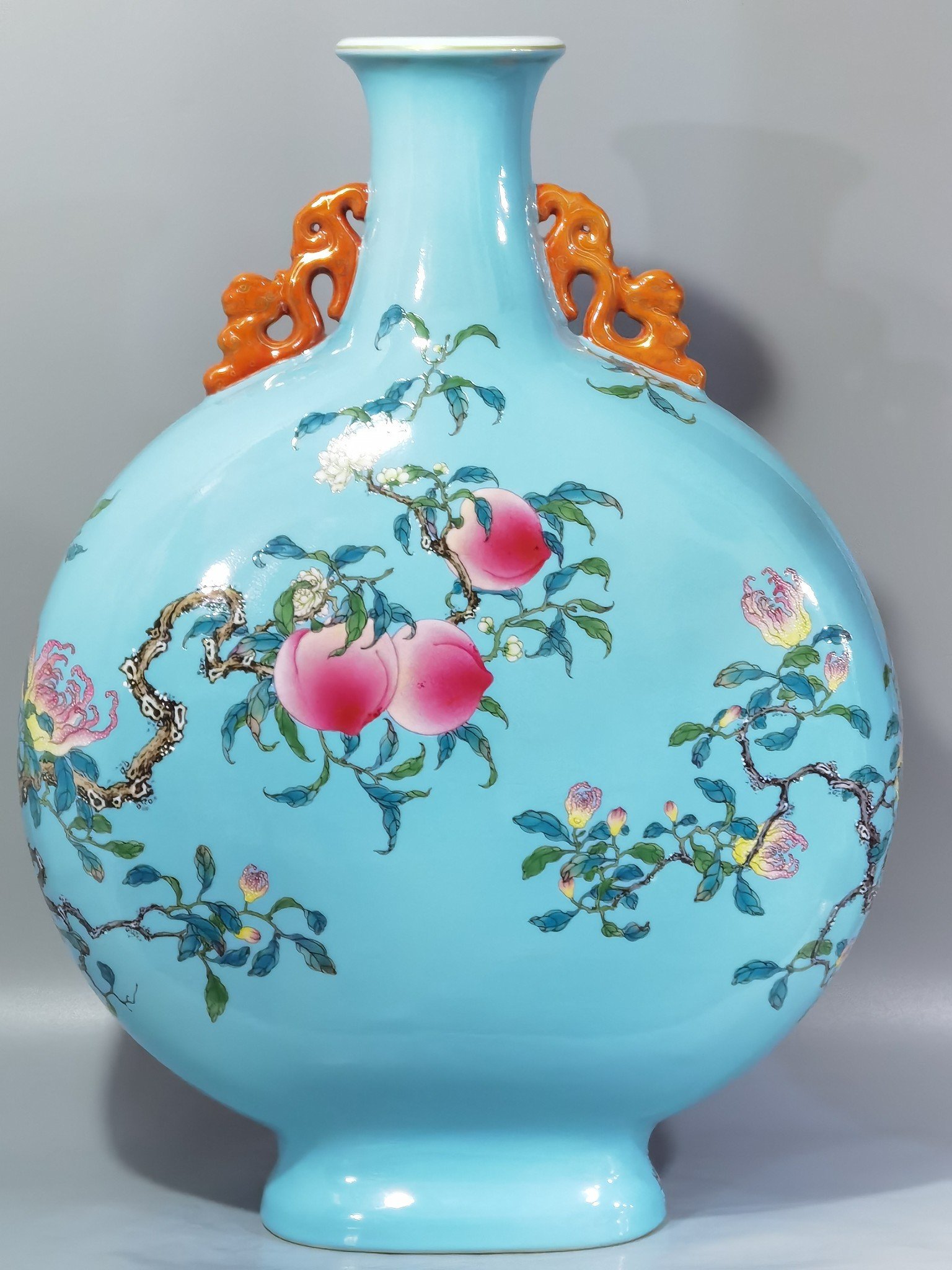 Qing Dynasty Qianlong turquoise green double ears holding the moon flat vase