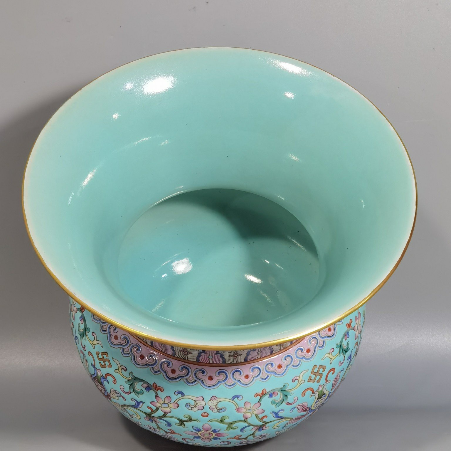 Qing Dynasty Qianlong turquoise green and famille rose slag bucket