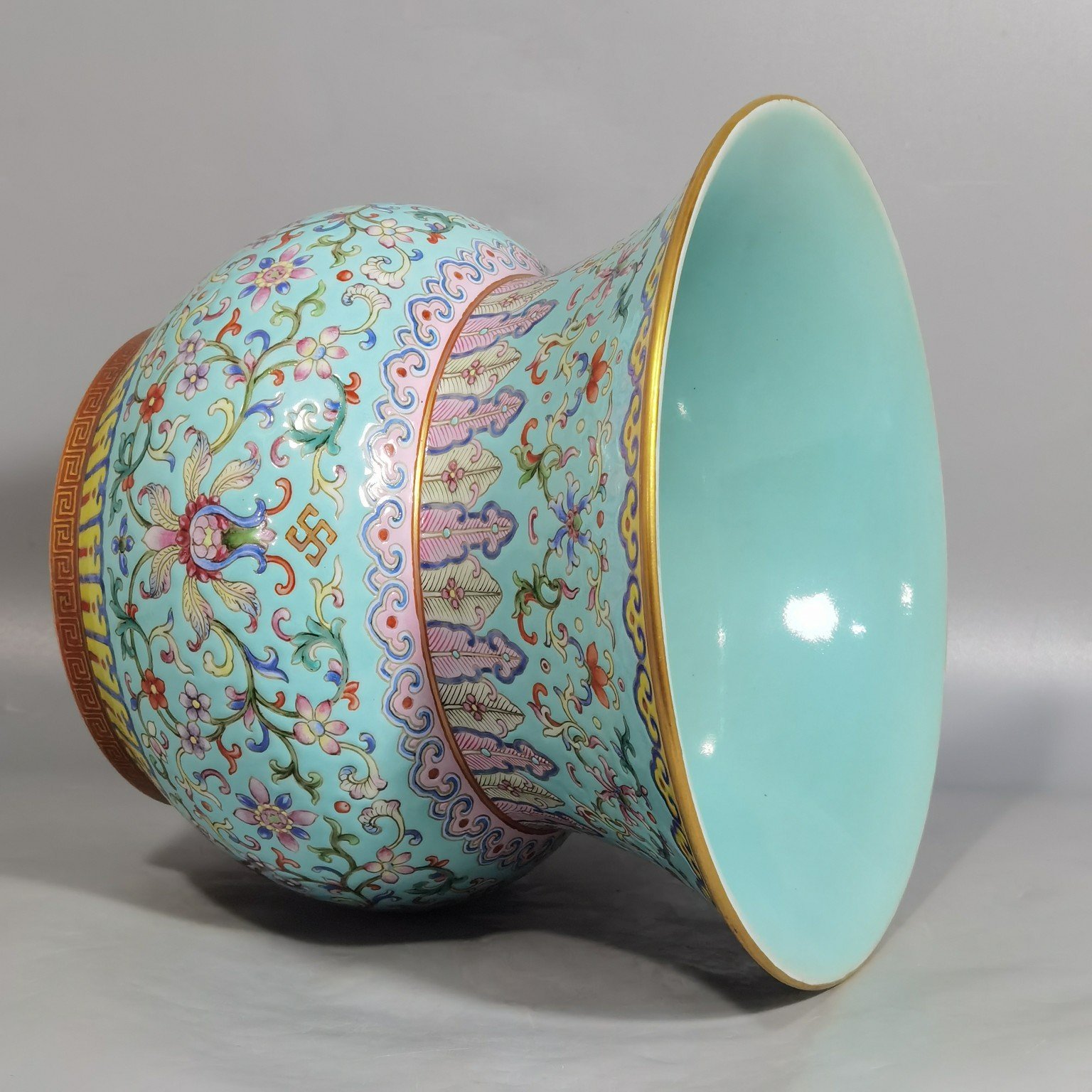 Qing Dynasty Qianlong turquoise green and famille rose slag bucket