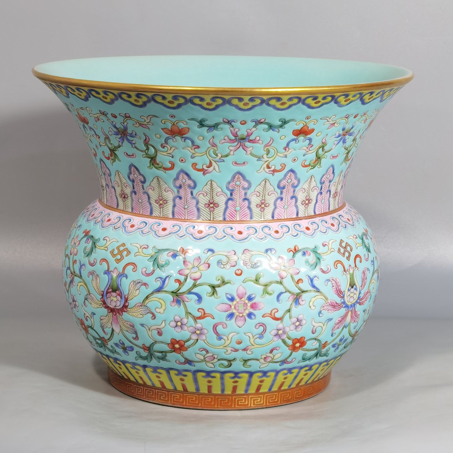 Qing Dynasty Qianlong turquoise green and famille rose lotus pattern slag bucket