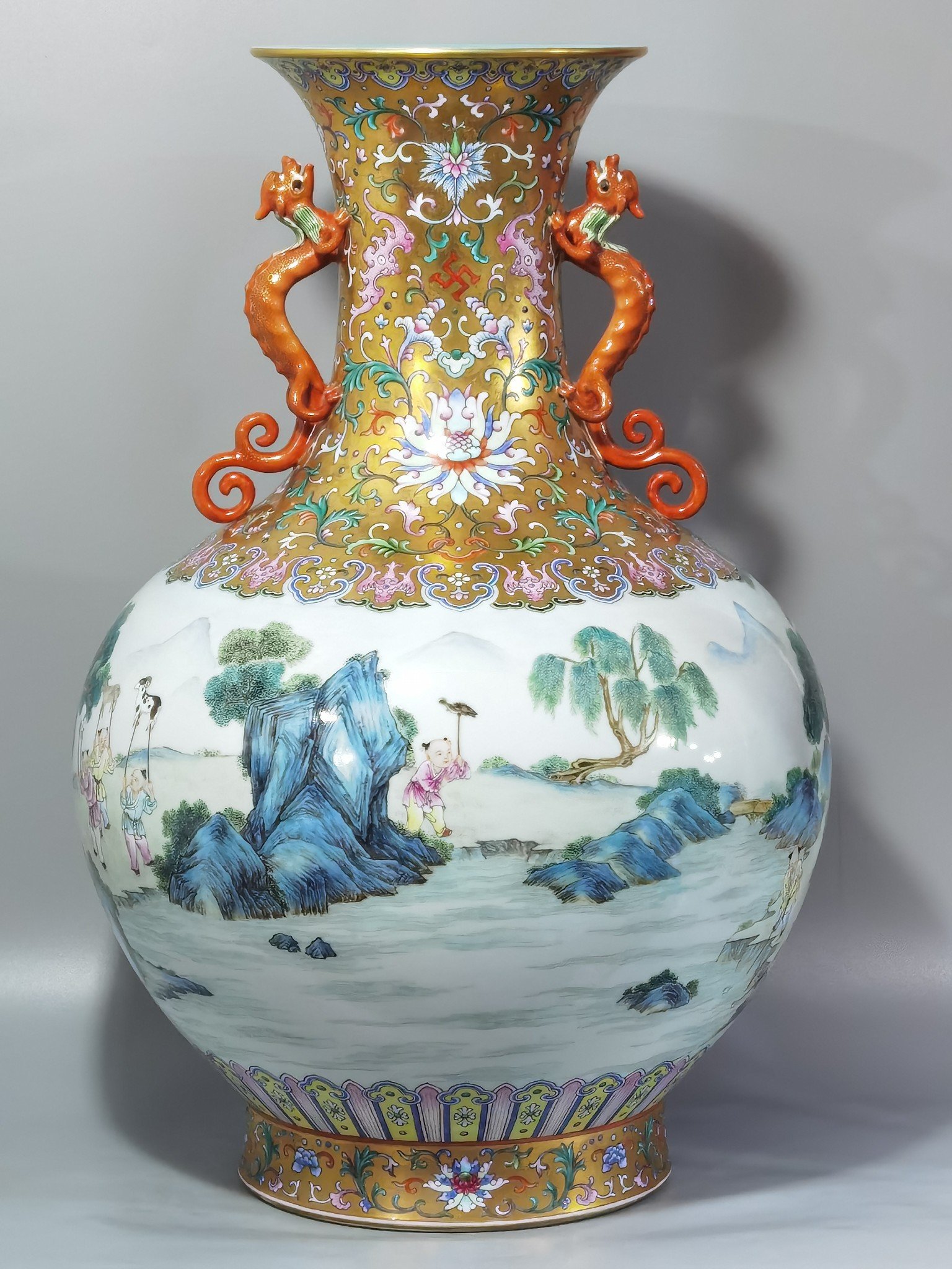 Qing Dynasty Qianlong Yangcai upper and lower gold-plated lotus patterns