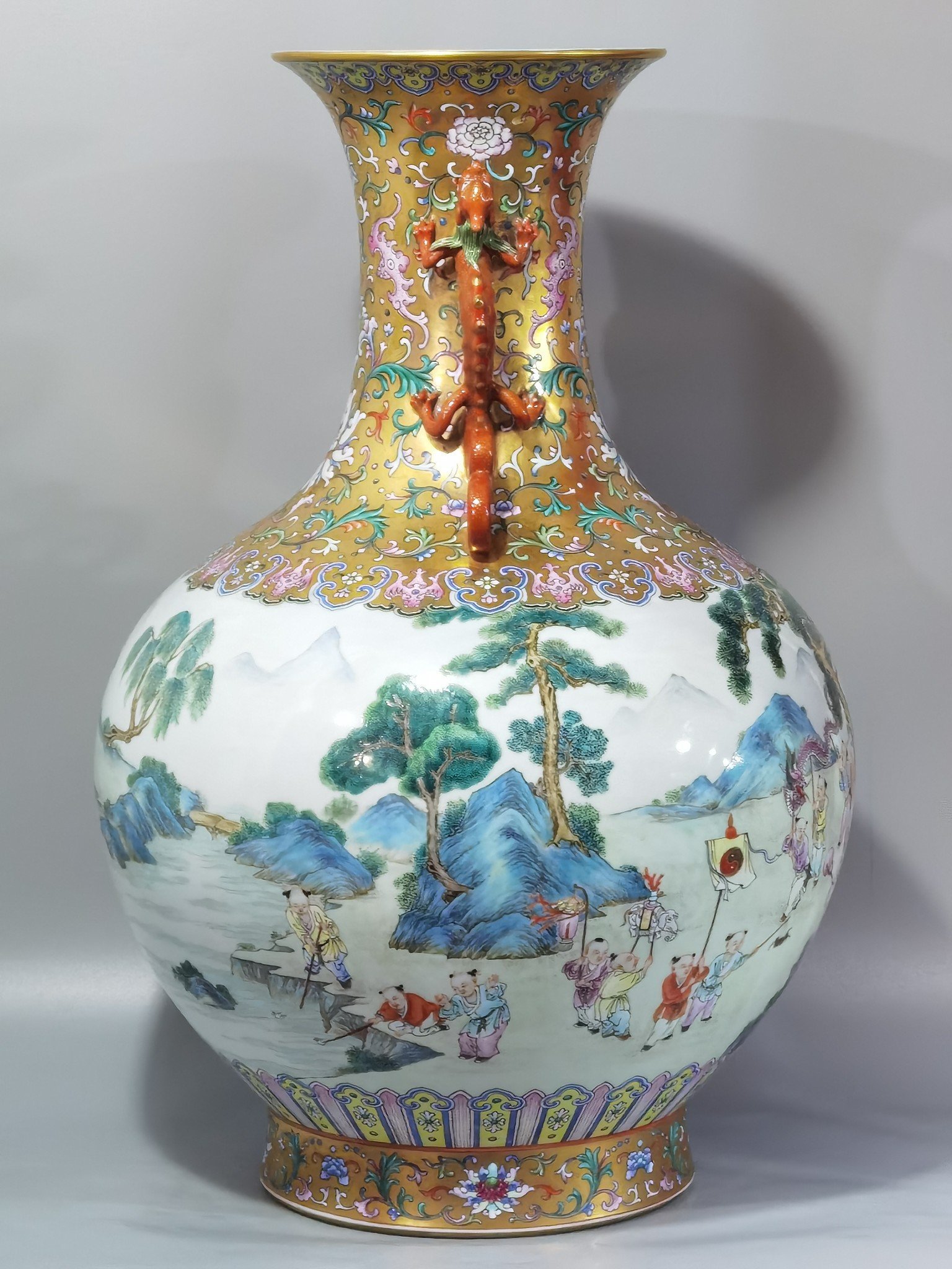 Qing Dynasty Qianlong Yangcai upper and lower gold-plated lotus patterns