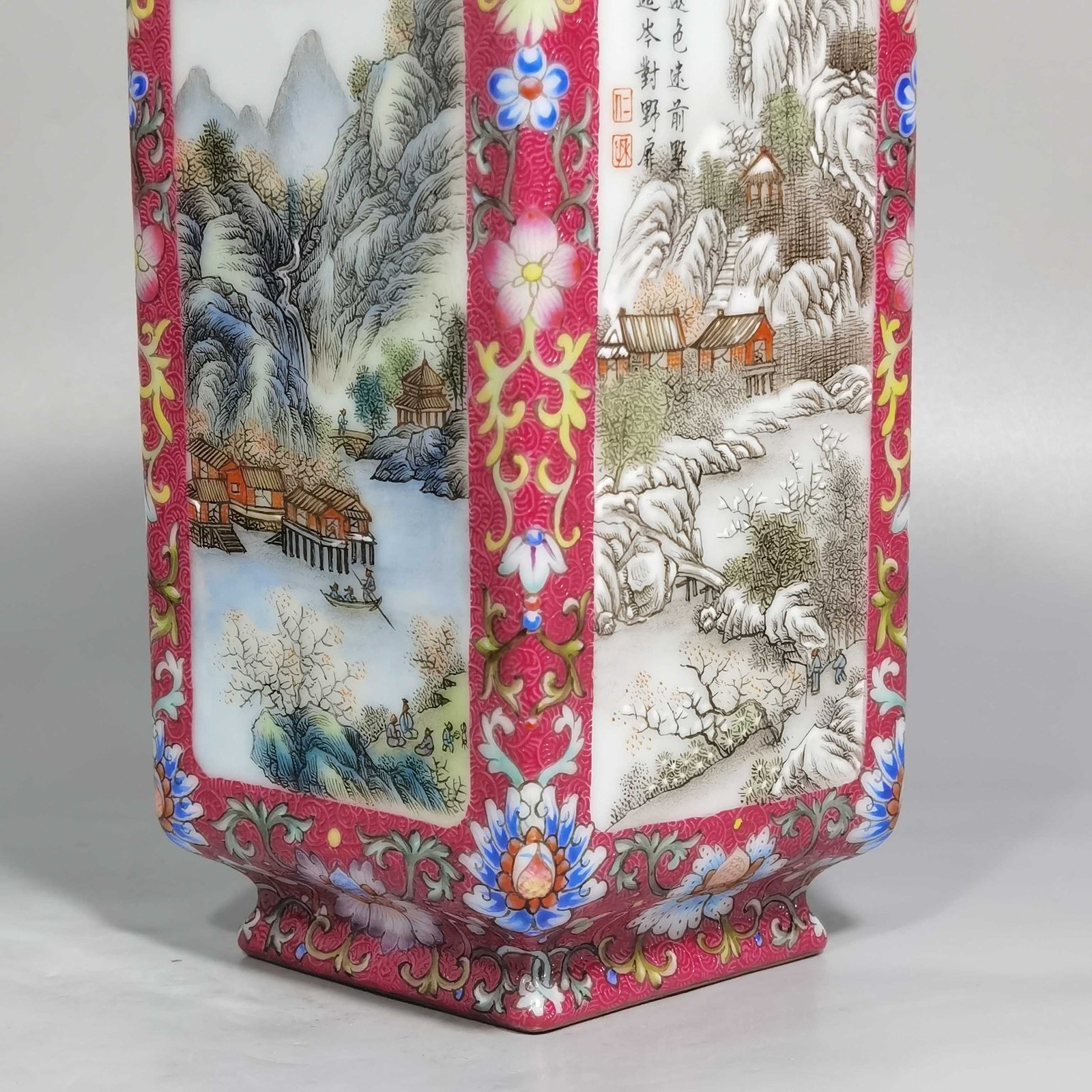 Qing Dynasty Qianlong Yangcai window-shaped square vase