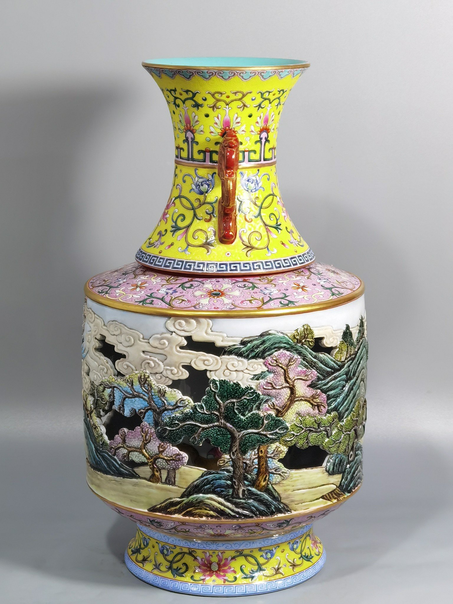 Qing Dynasty Qianlong Yangcai Youfenglaiyi hollow inner boy’s heart-turning vase