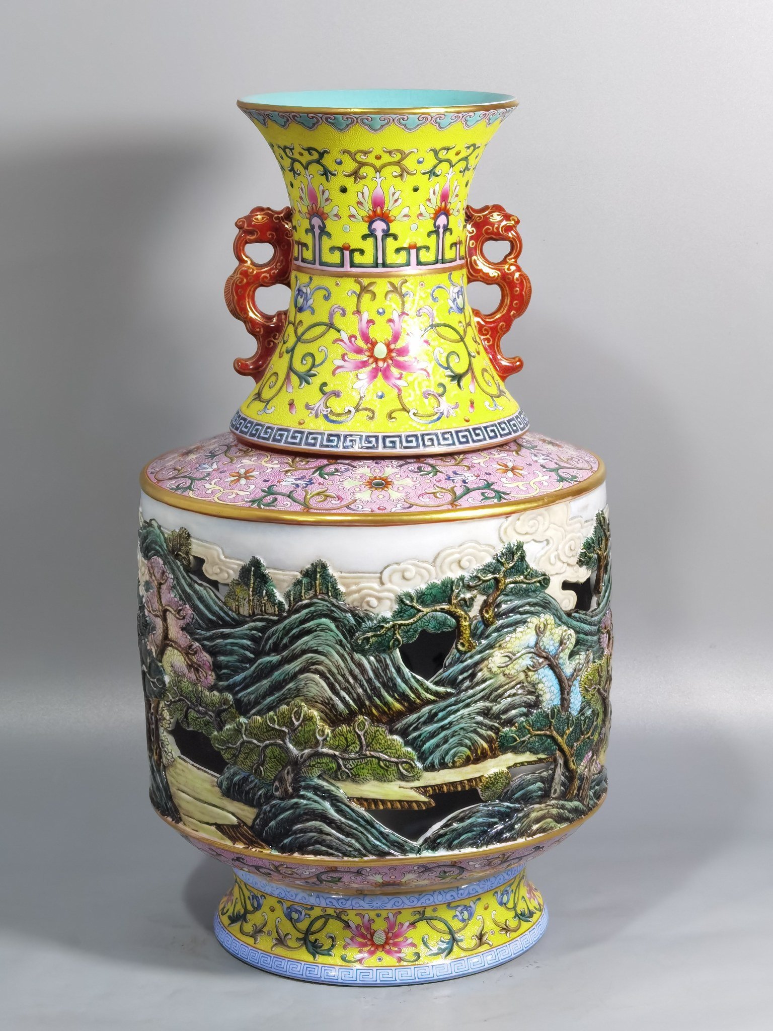 Qing Dynasty Qianlong Yangcai Youfenglaiyi hollow inner boy’s heart-turning vase