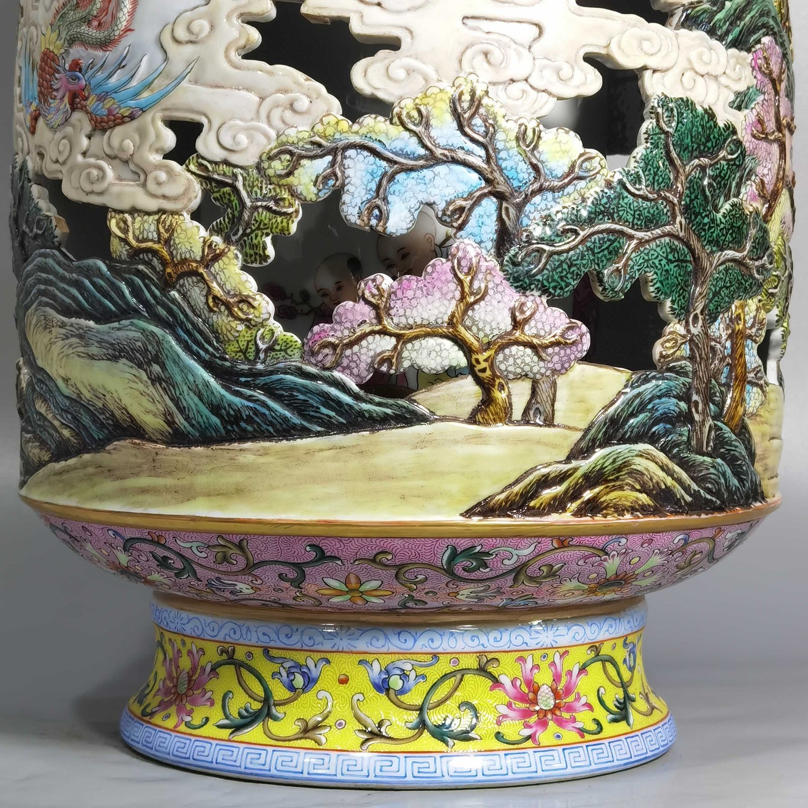 Qing Dynasty Qianlong Yangcai Youfenglaiyi hollow inner boy’s heart-turning vase