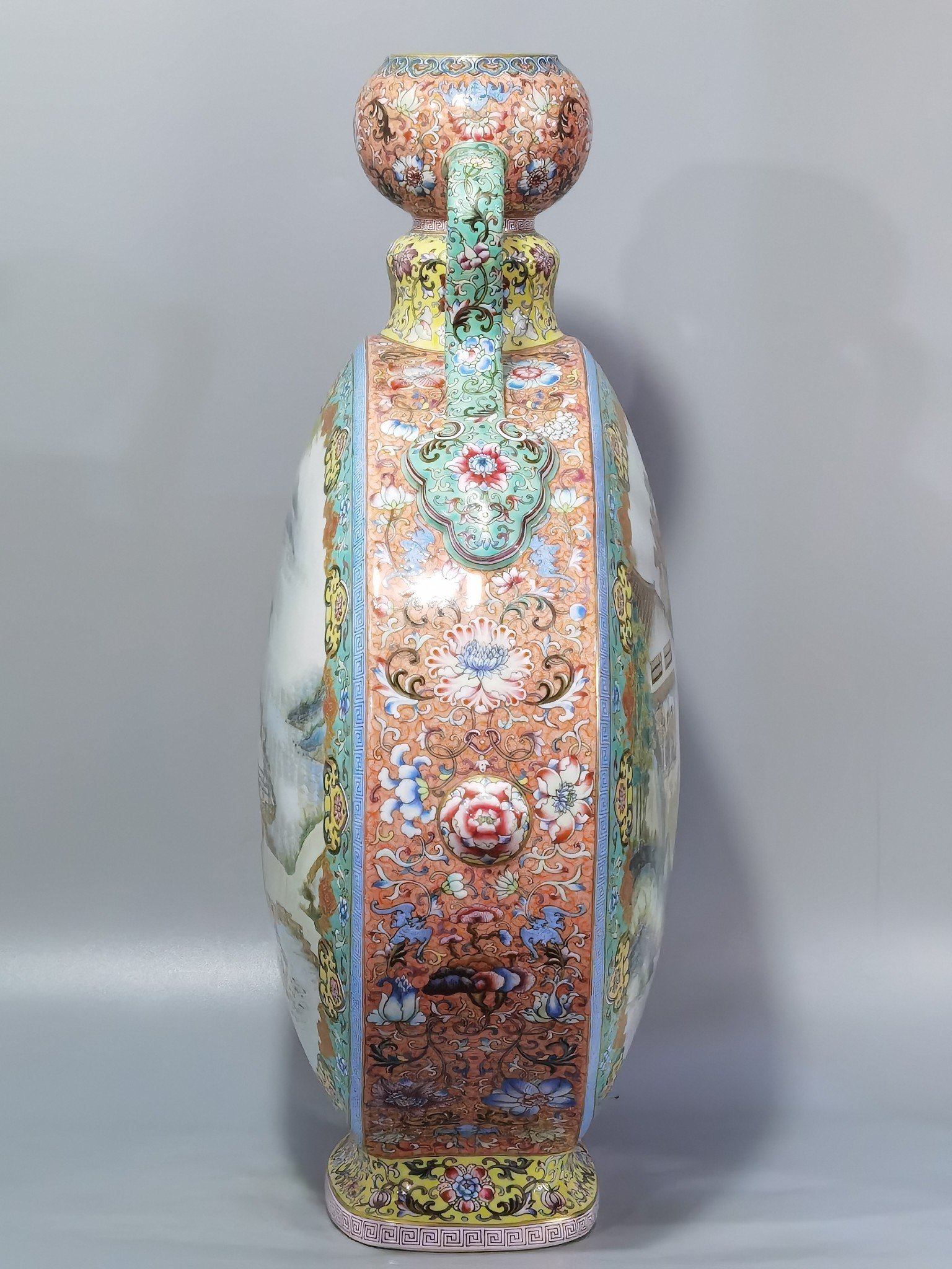 Qing Dynasty Qianlong lotus pattern Ruyi ear garlic holding moon vase