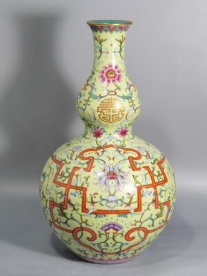 Qing Dynasty Qianlong Yangcai cotton gourd vase
