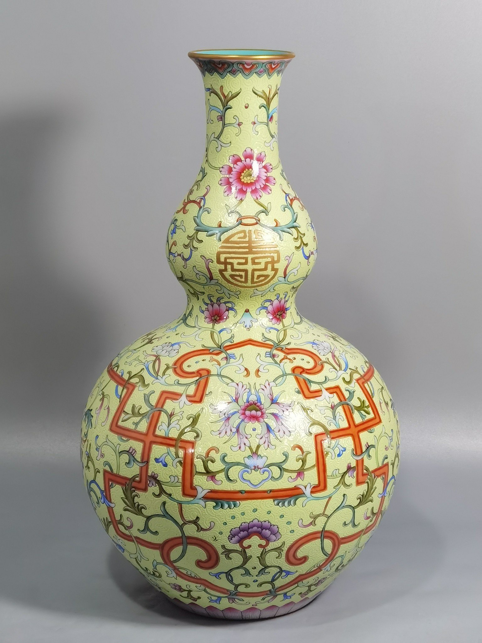 Qing Dynasty Qianlong Yangcai cotton gourd vase