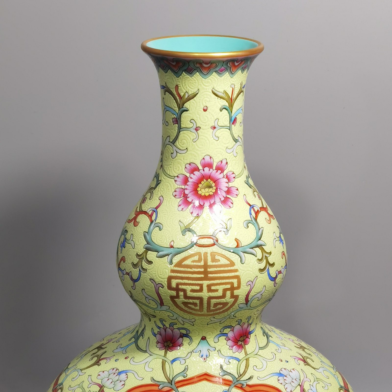 Qing Dynasty Qianlong Yangcai cotton gourd vase