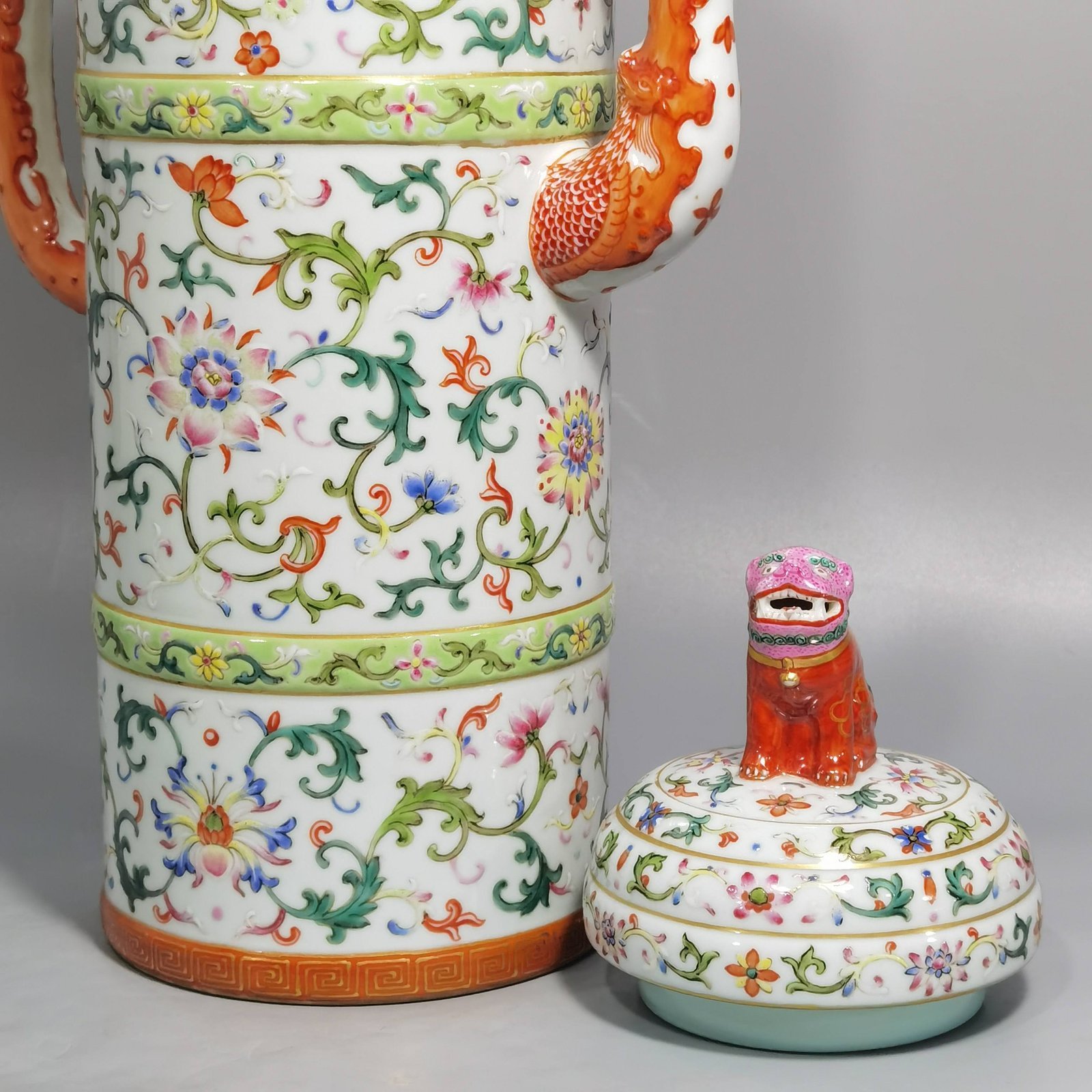 Qing Dynasty Qianlong foreign colored lion Domu pot with entwined branches