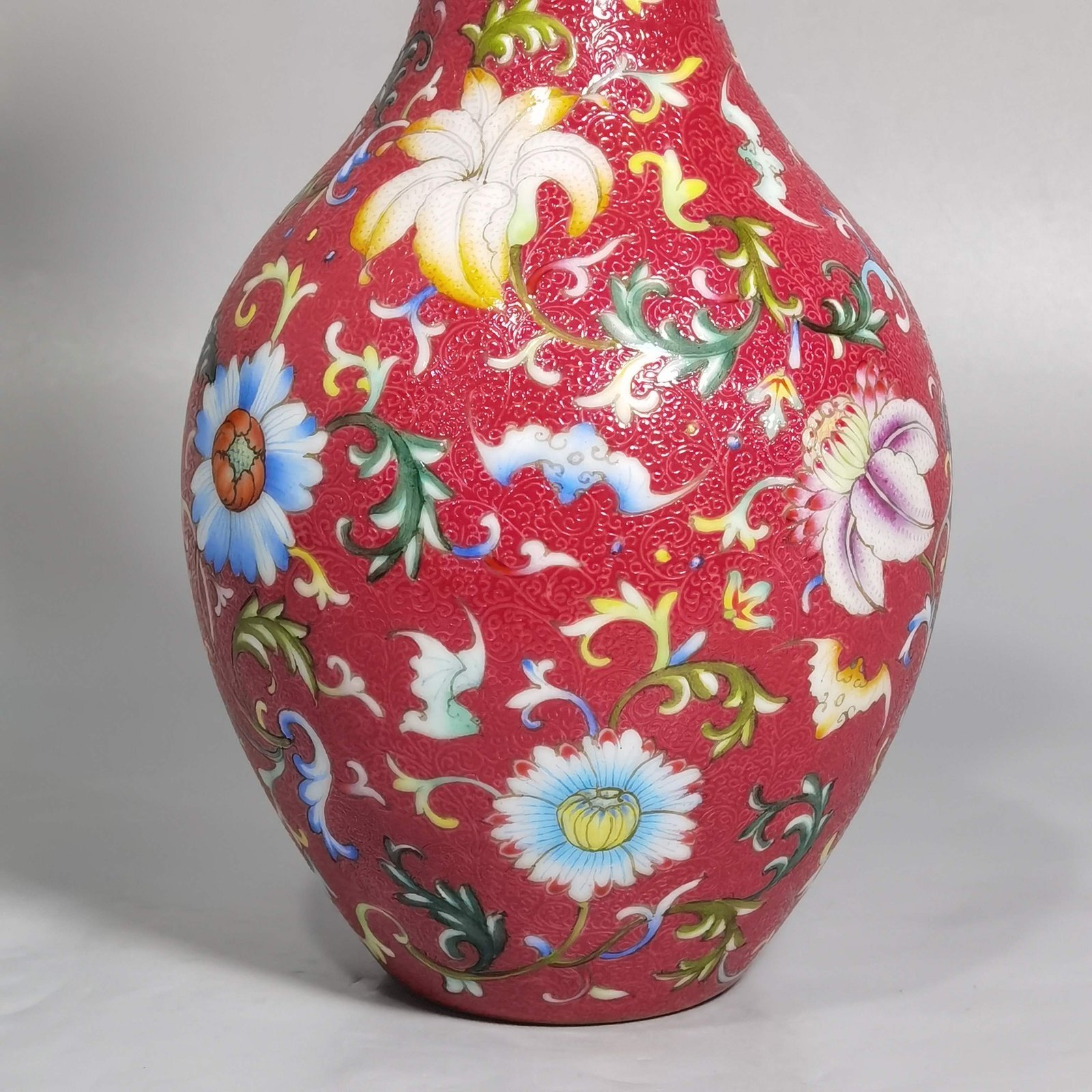 Qing Dynasty Qianlong Yangcai rouge red ground flowered olive vase