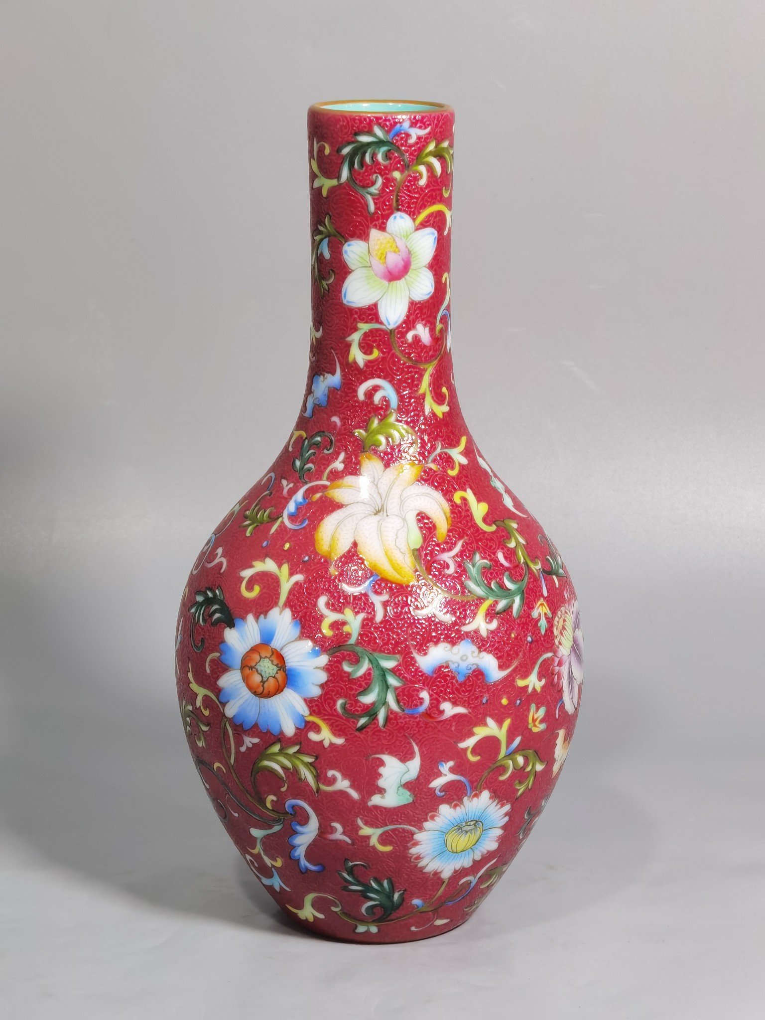 Qing Dynasty Qianlong Yangcai rouge red ground flowered olive vase