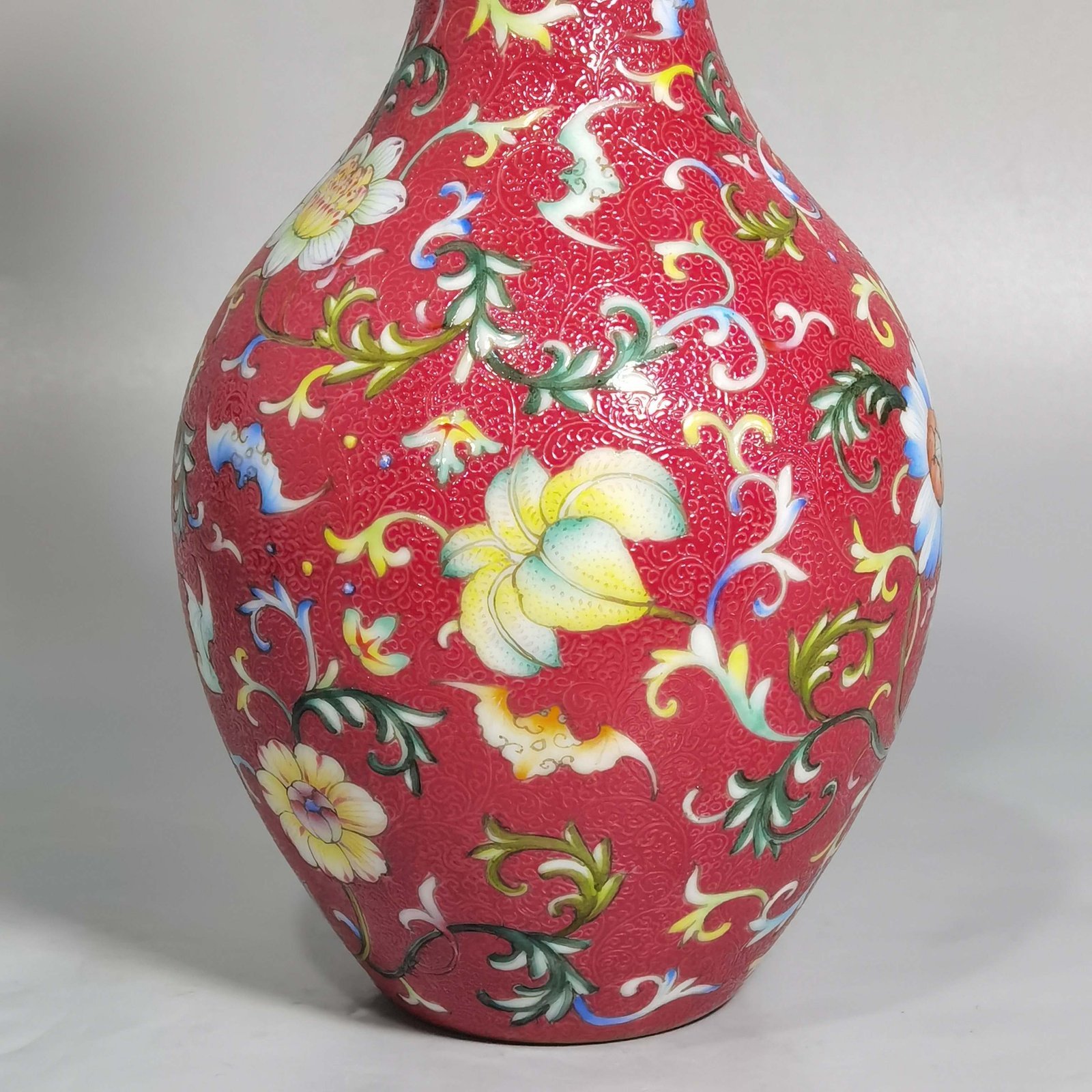 Qing Dynasty Qianlong Yangcai rouge red ground flowered olive vase