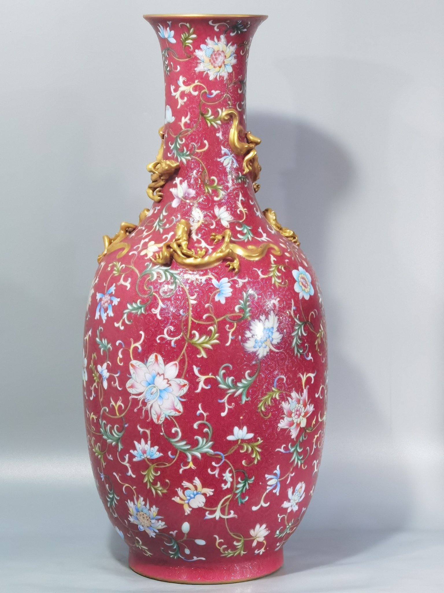 Qing Dynasty Qianlong Yangcai rouge and red rolled Western Pan lotus plate red dragon vase