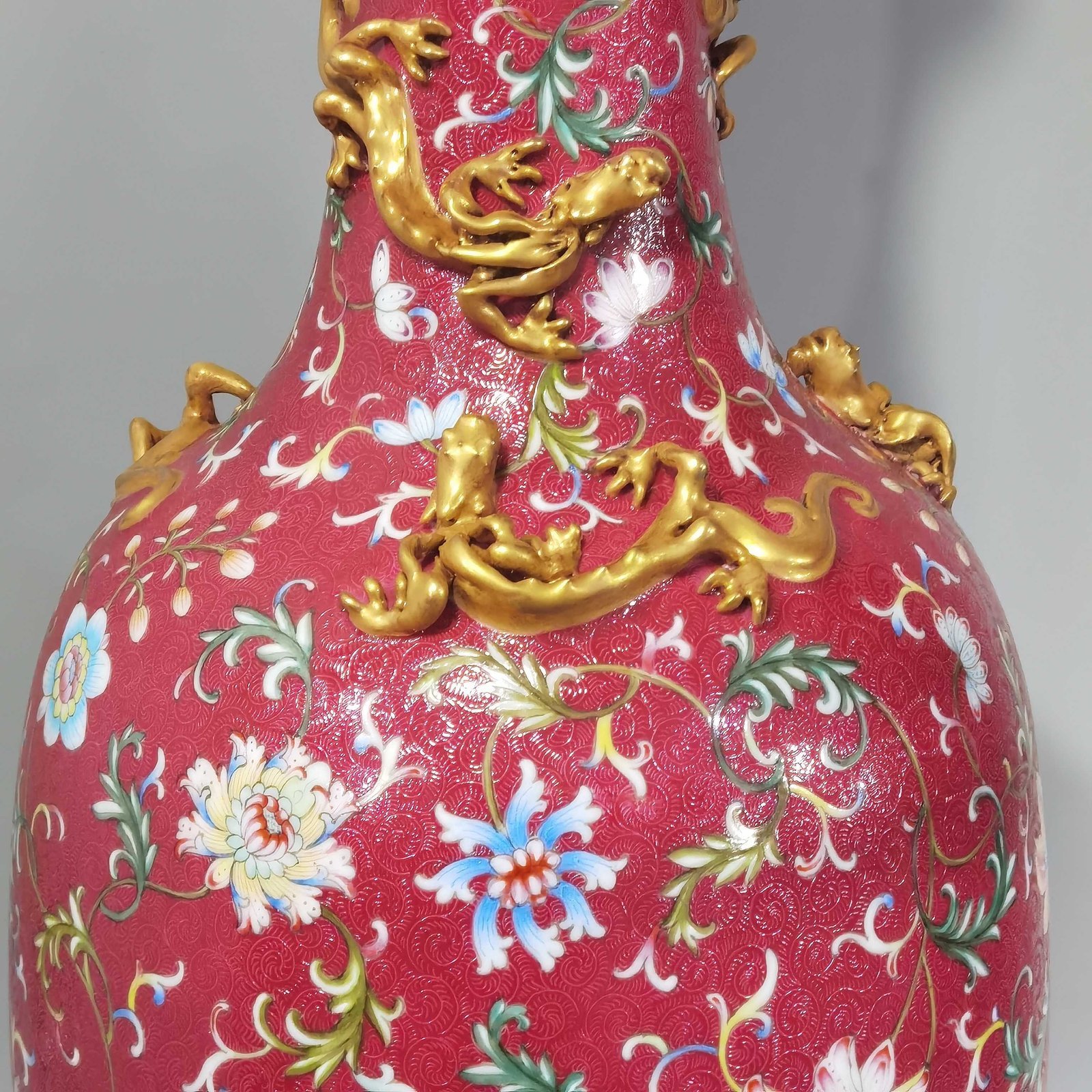 Qing Dynasty Qianlong Yangcai rouge and red rolled Western Pan lotus plate red dragon vase