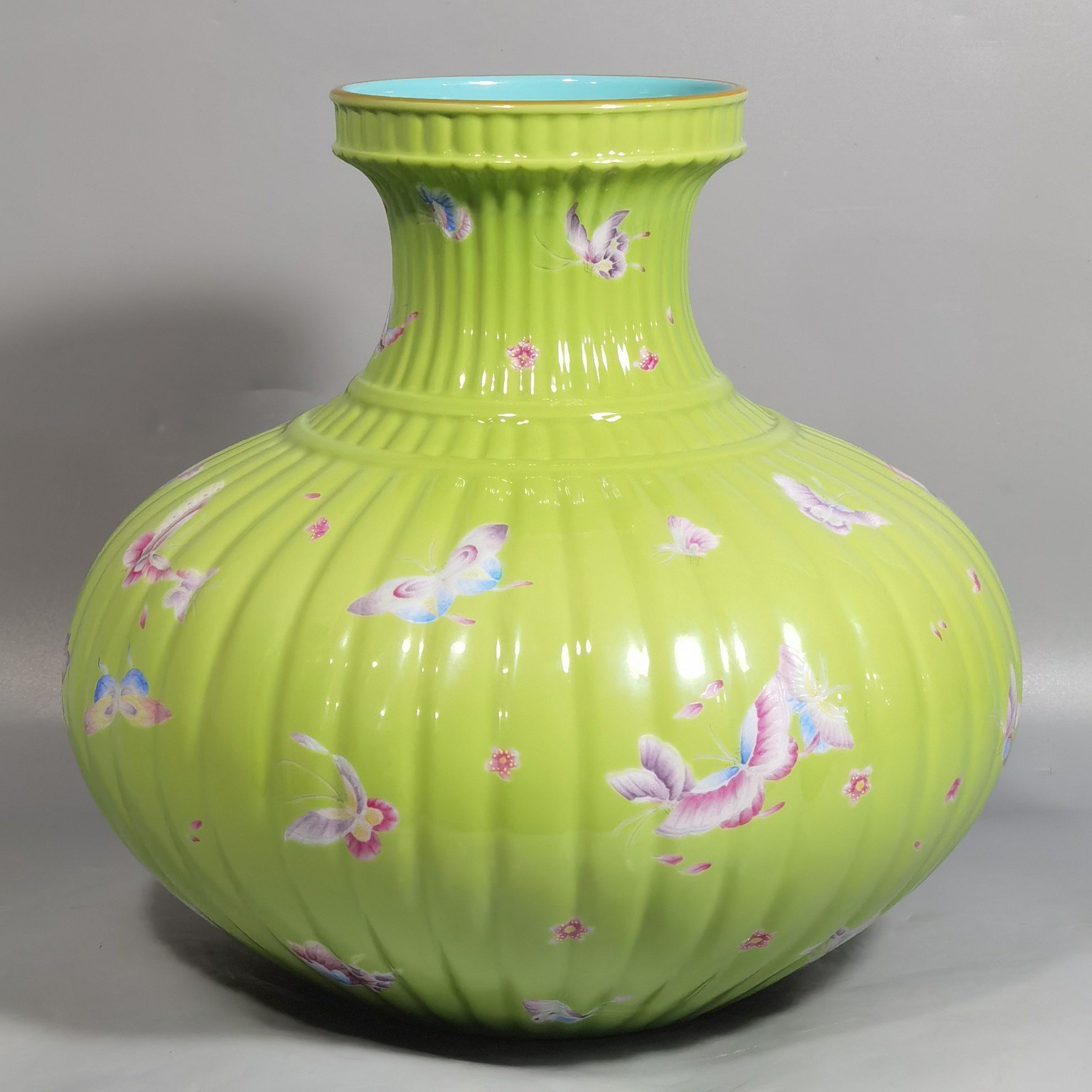 Qing Dynasty Qianlong Yangcai pple green ground butterfly pattern