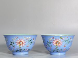 Qing Dynasty Qianlong pair of small bowls