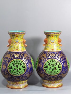 Qing Dynasty Qianlong hollow panchi pattern inner baryon elephant ear revolving bottle