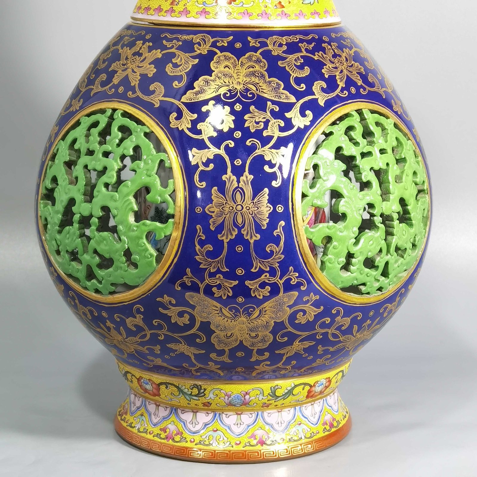 Qing Dynasty Qianlong hollow panchi pattern inner baryon elephant ear revolving bottle
