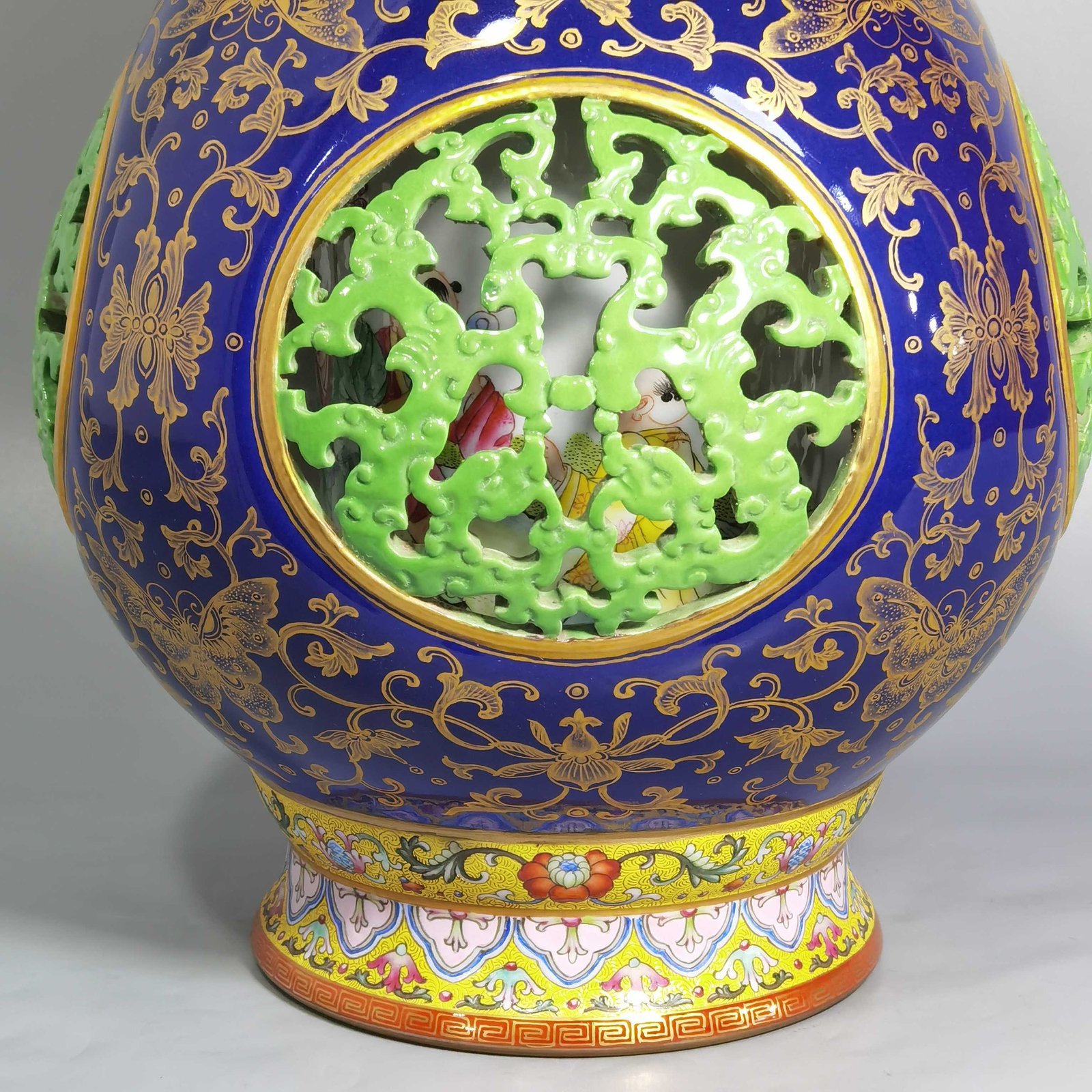 Qing Dynasty Qianlong hollow panchi pattern inner baryon elephant ear revolving bottle