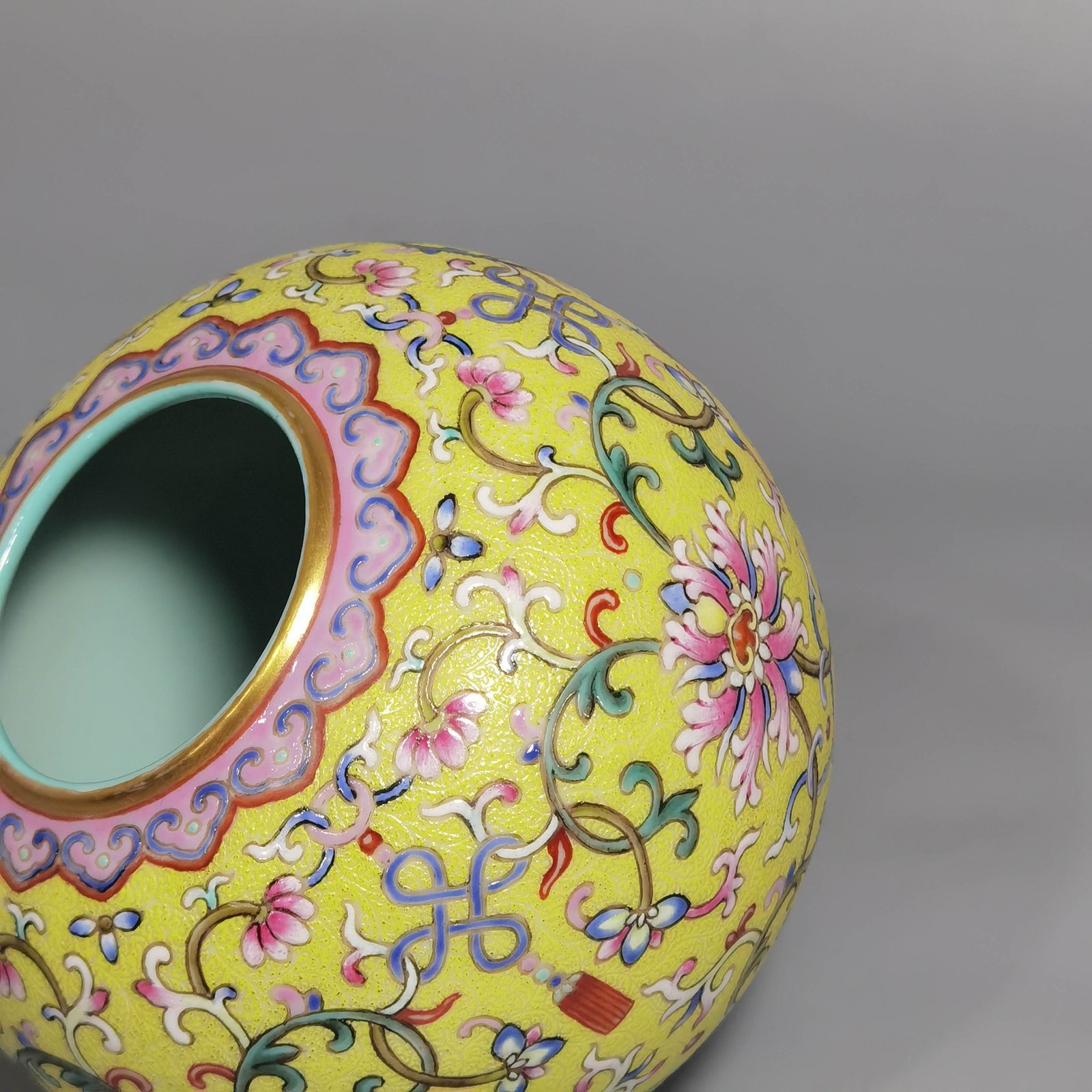 Qing Dynasty Qianlong yellow ground rolling Daoxipan lotus bowl