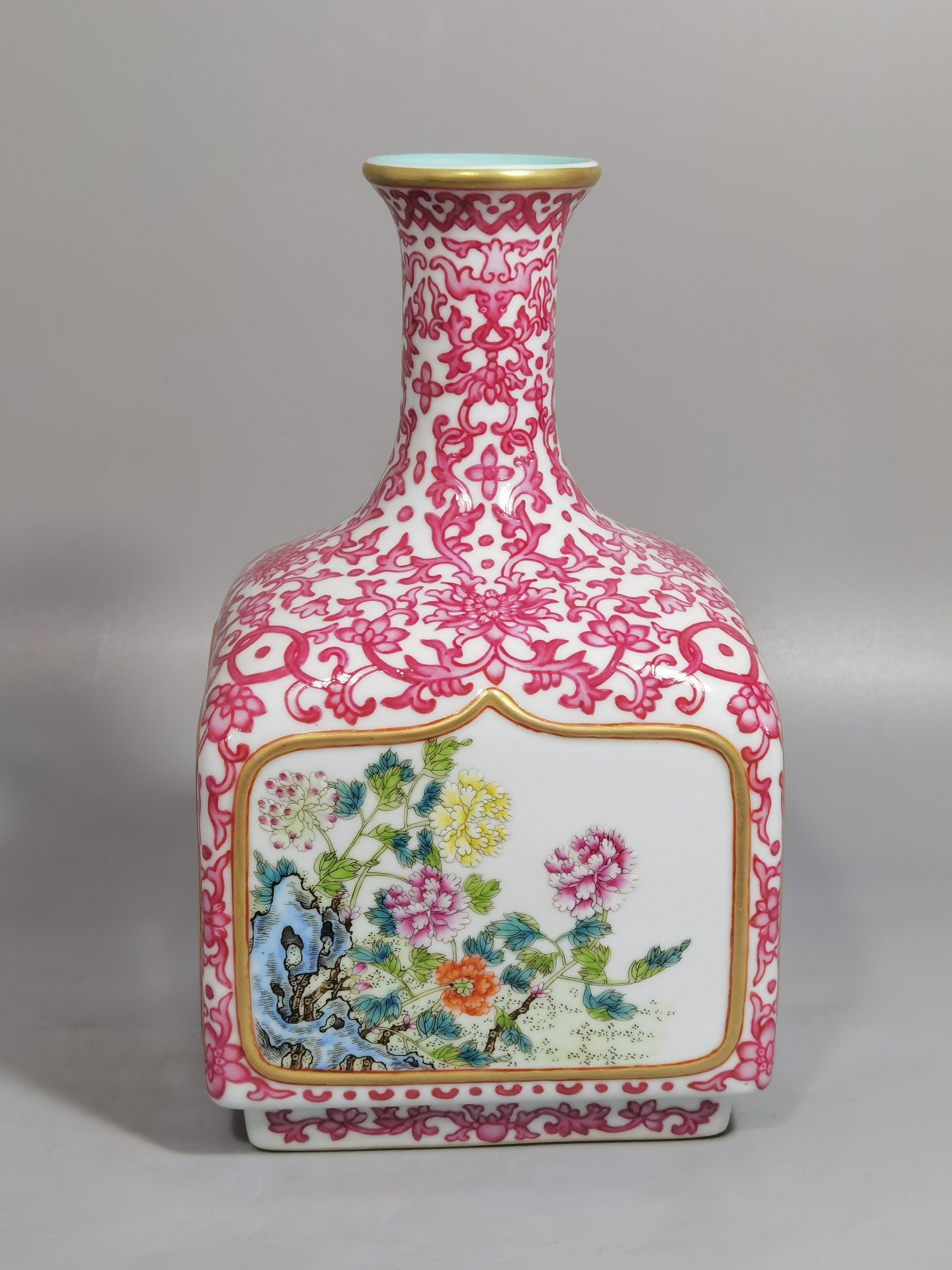 Qing Dynasty Qianlong gate red passion flower branches vase