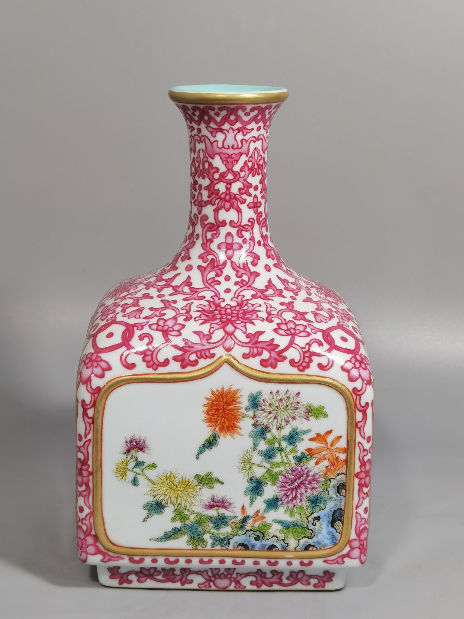Qing Dynasty Qianlong gate red passion flower branches vase