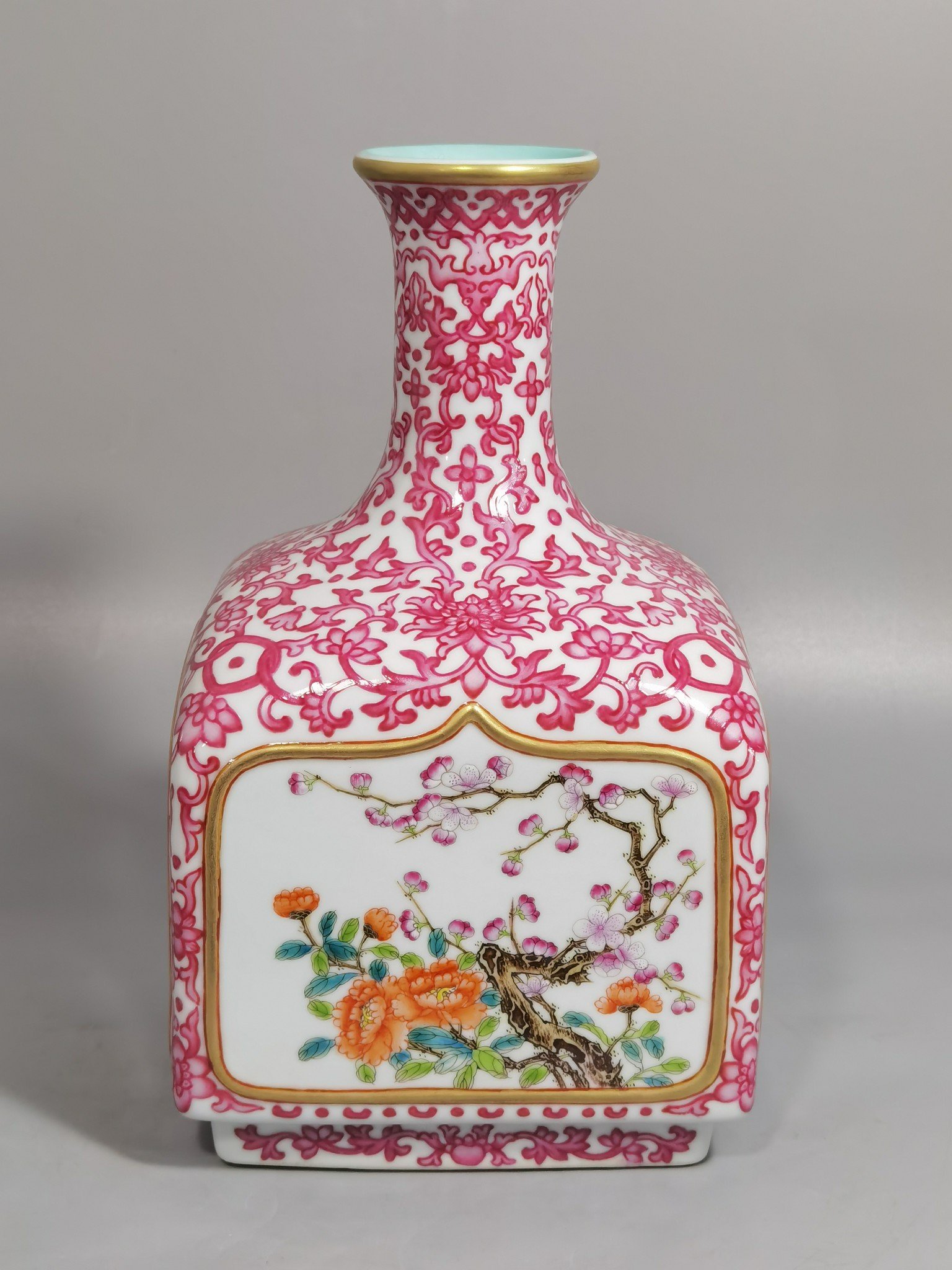 Qing Dynasty Qianlong gate red passion flower branches vase