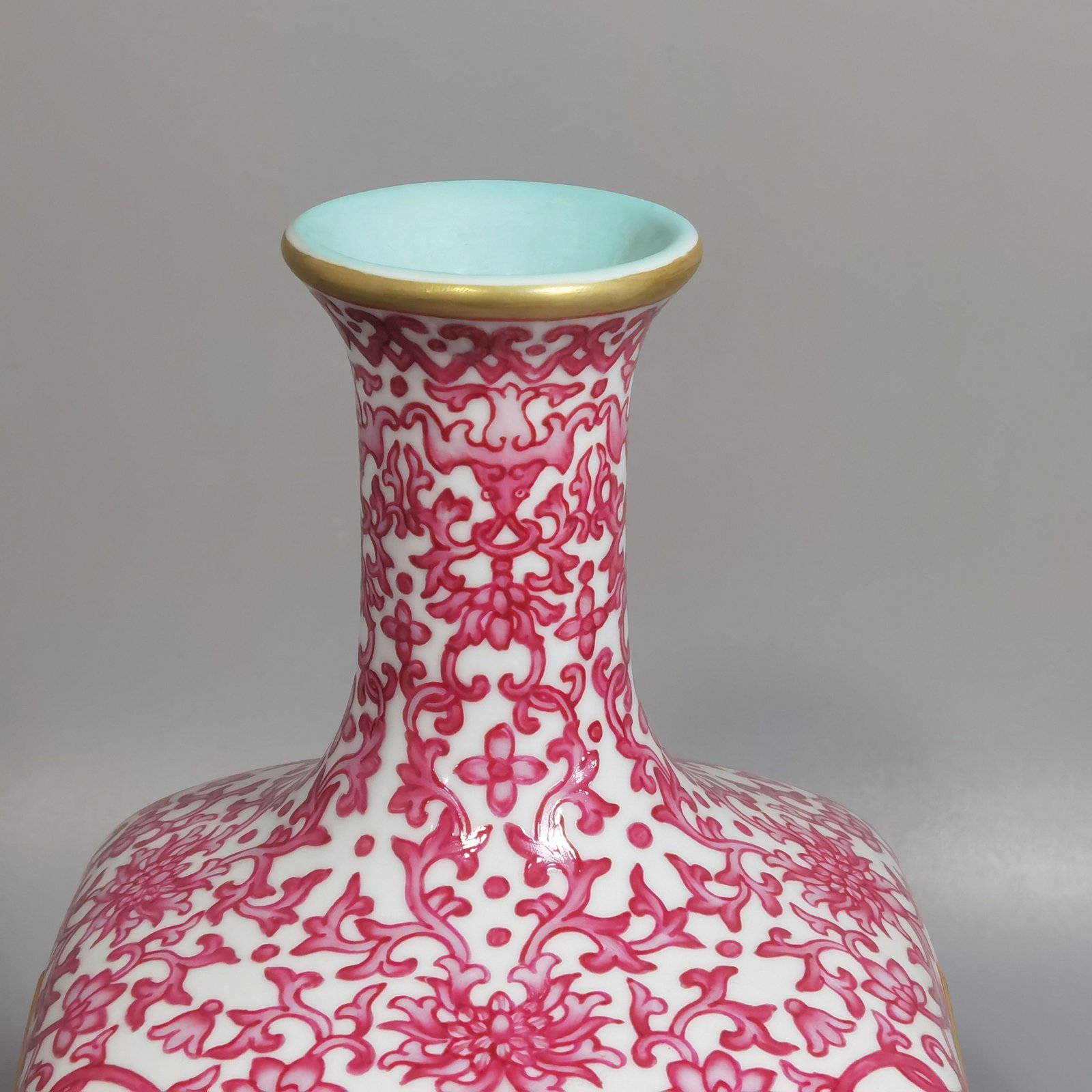 Qing Dynasty Qianlong gate red passion flower branches vase