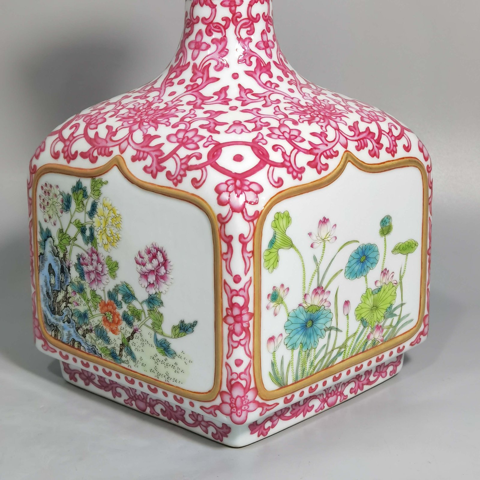 Qing Dynasty Qianlong gate red passion flower branches vase