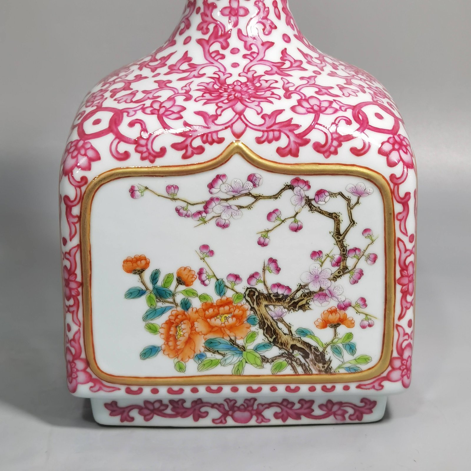 Qing Dynasty Qianlong gate red passion flower branches vase