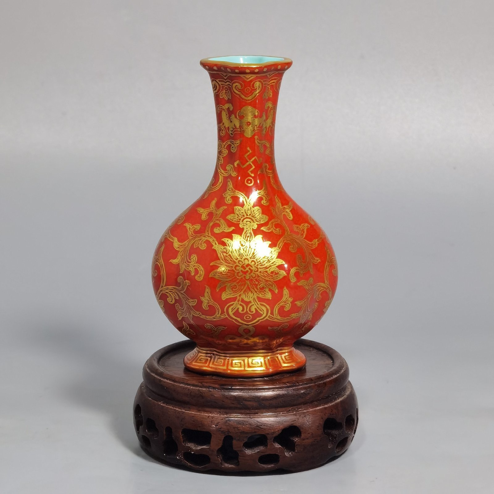 Qing Dynasty Qianlong small coral-red gold-painted Haitang vase