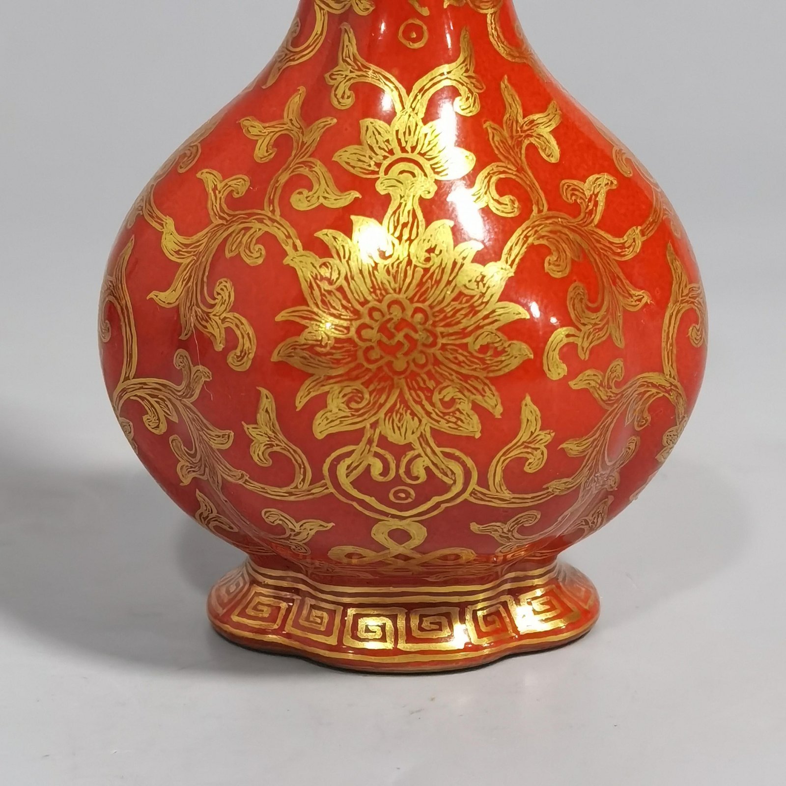 Qing Dynasty Qianlong small coral-red gold-painted Haitang vase